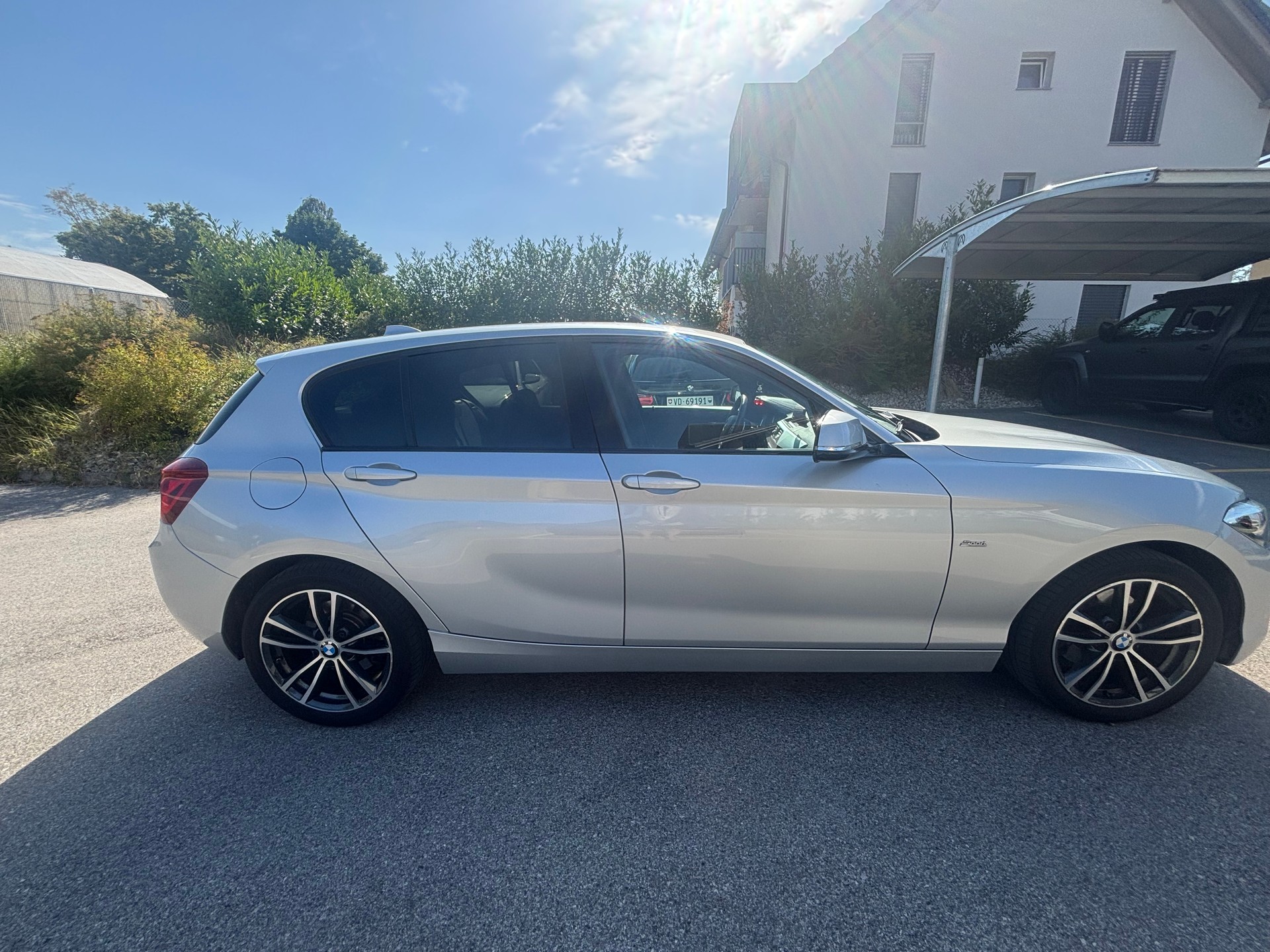 BMW 120i-image-5