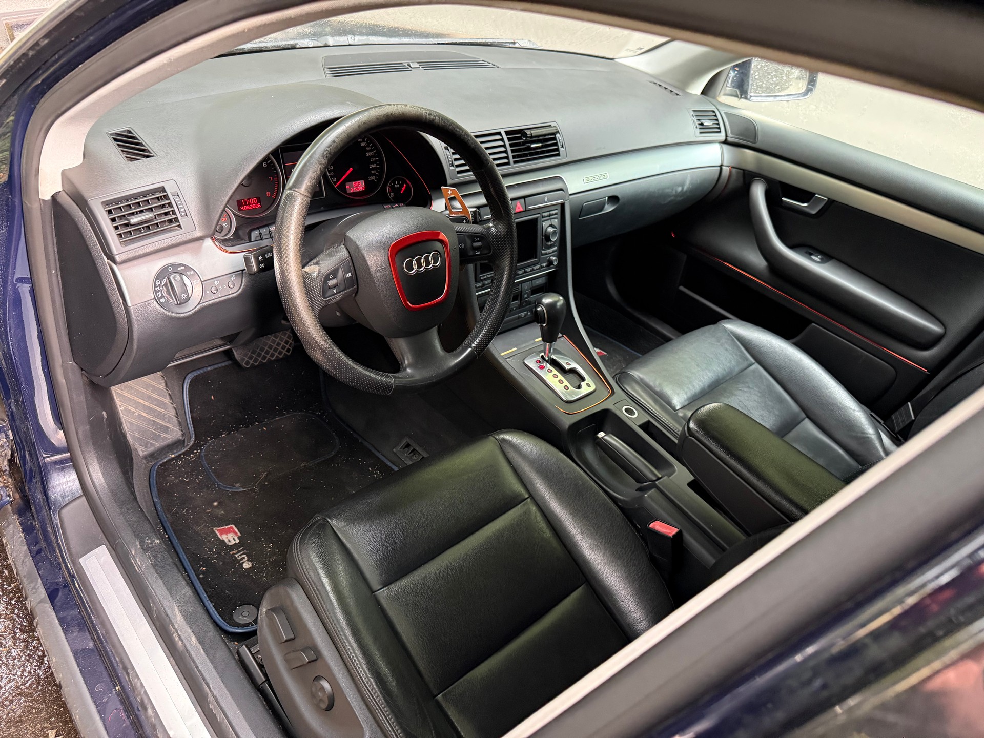 AUDI A4 Avant 2.0 Turbo FSI quattro-image-5