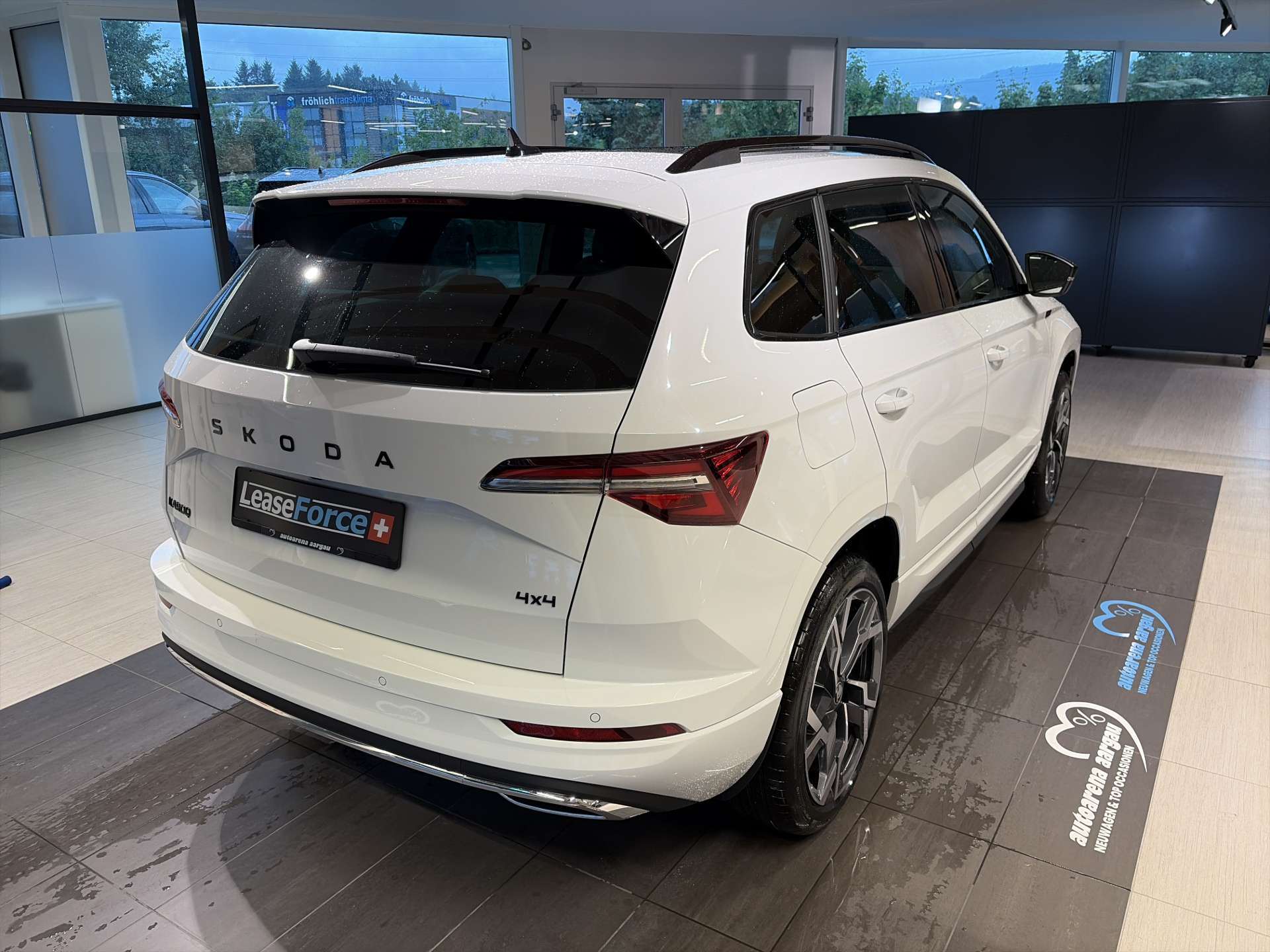 SKODA Karoq 2.0 TSi SportLine 4x4 DSG-Automat-image-2