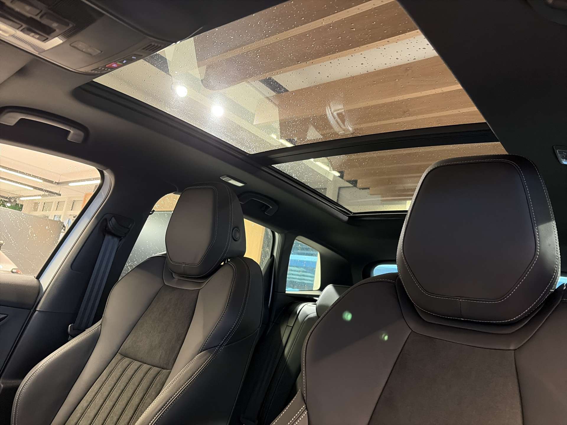 SKODA Karoq 2.0 TSi SportLine 4x4 DSG-Automat-image-14
