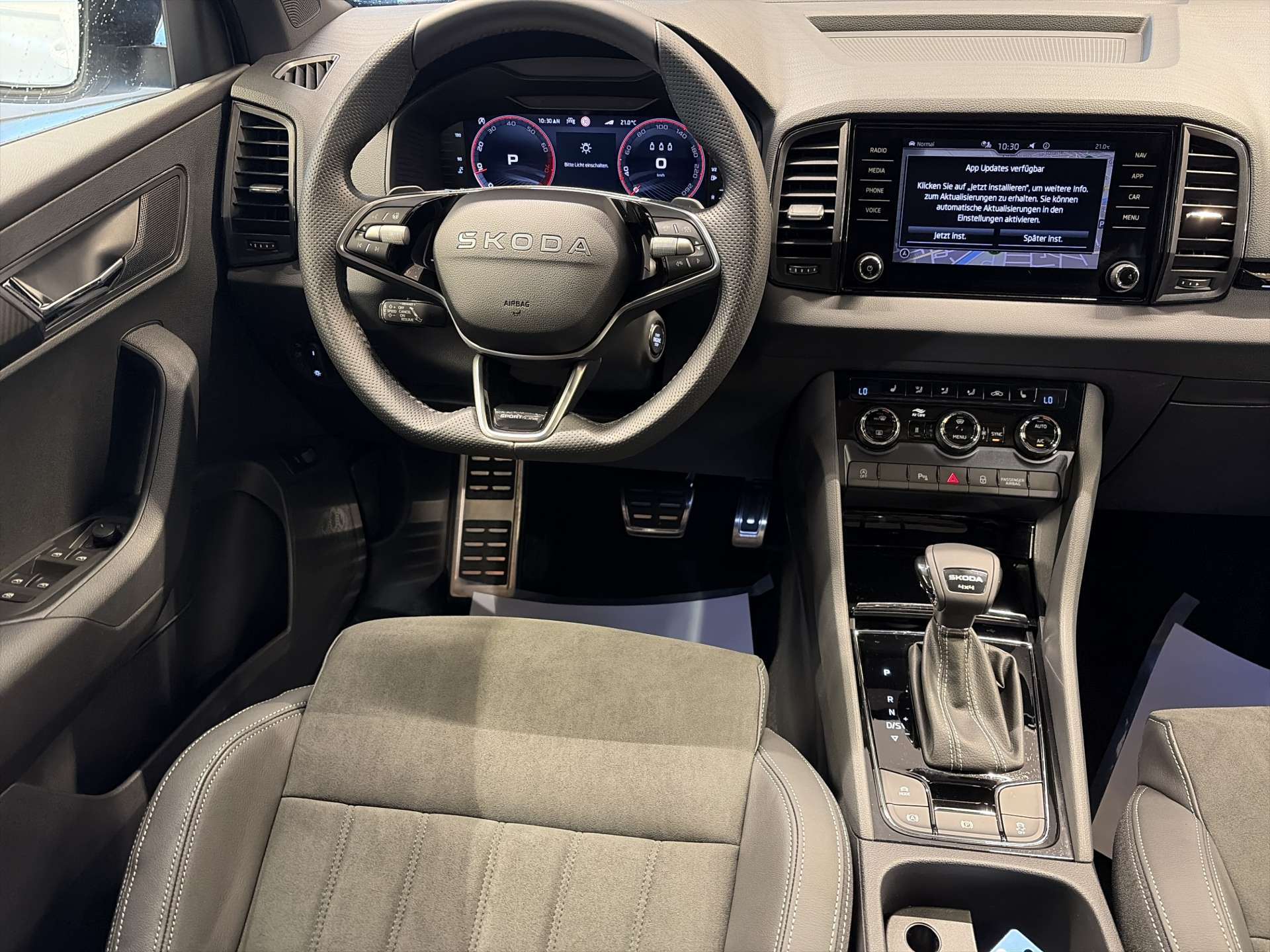 SKODA Karoq 2.0 TSi SportLine 4x4 DSG-Automat-image-4