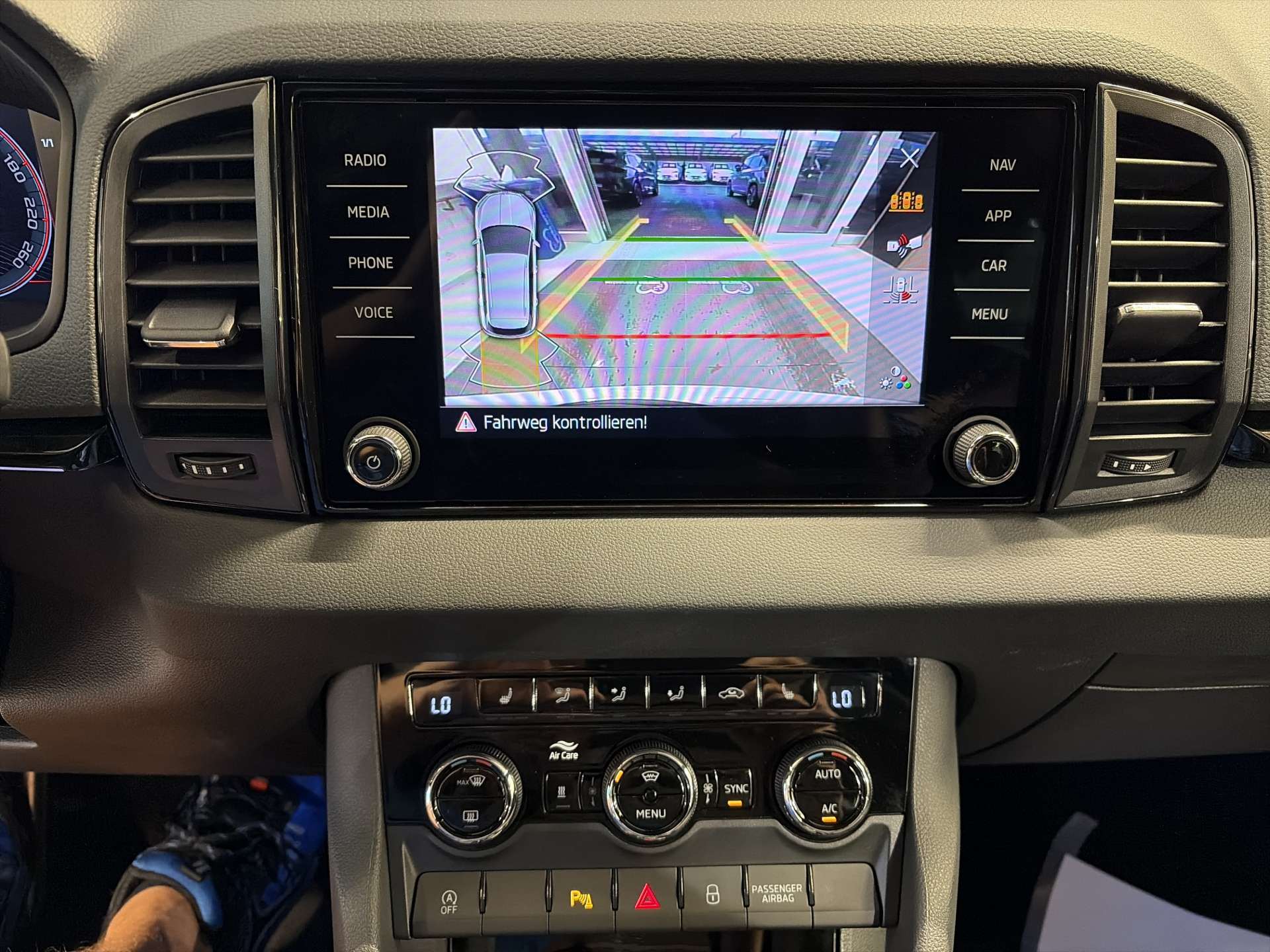 SKODA Karoq 2.0 TSi SportLine 4x4 DSG-Automat-image-9