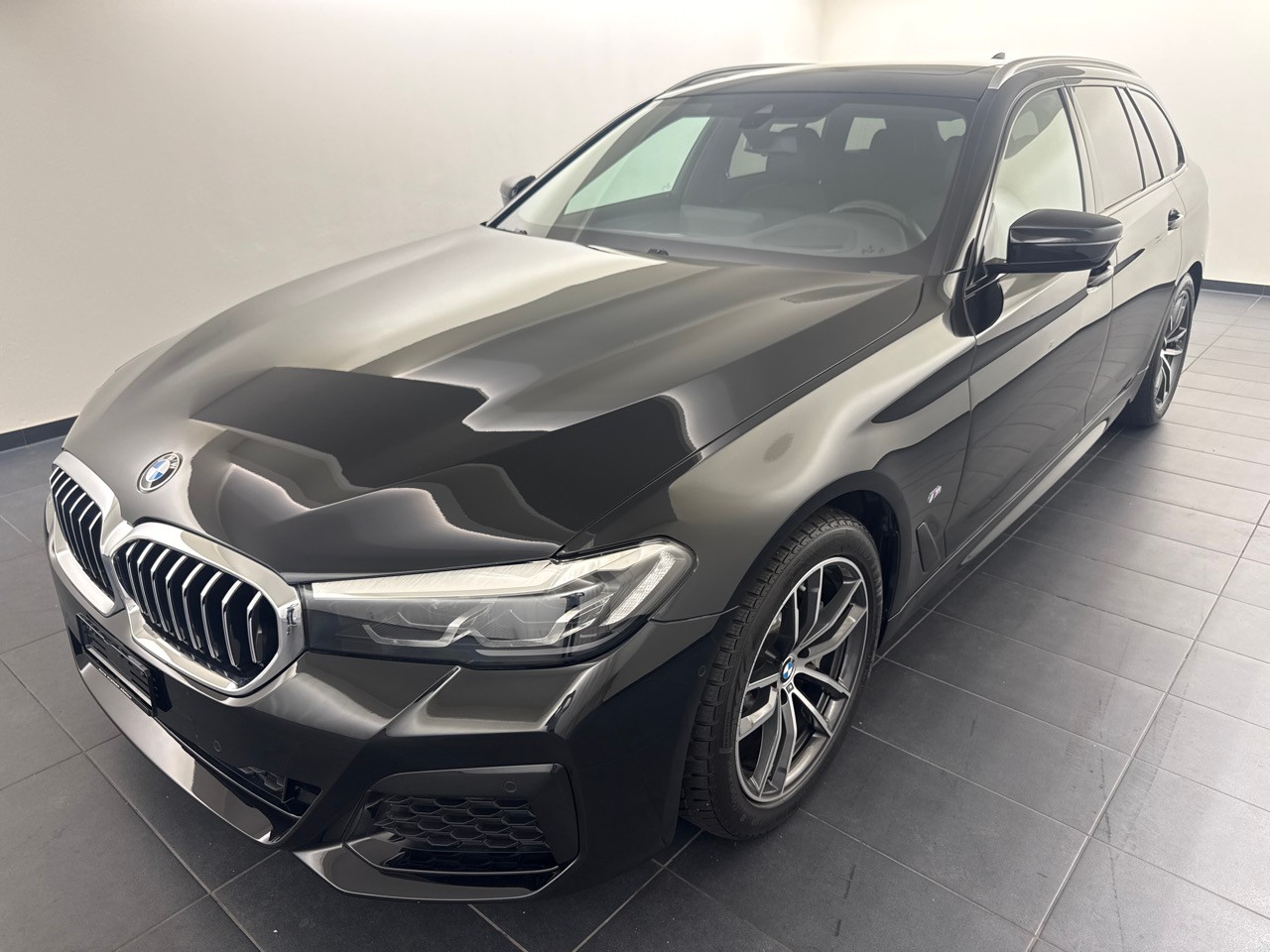 BMW 530i xDr 48VTour. M Sport-image-0