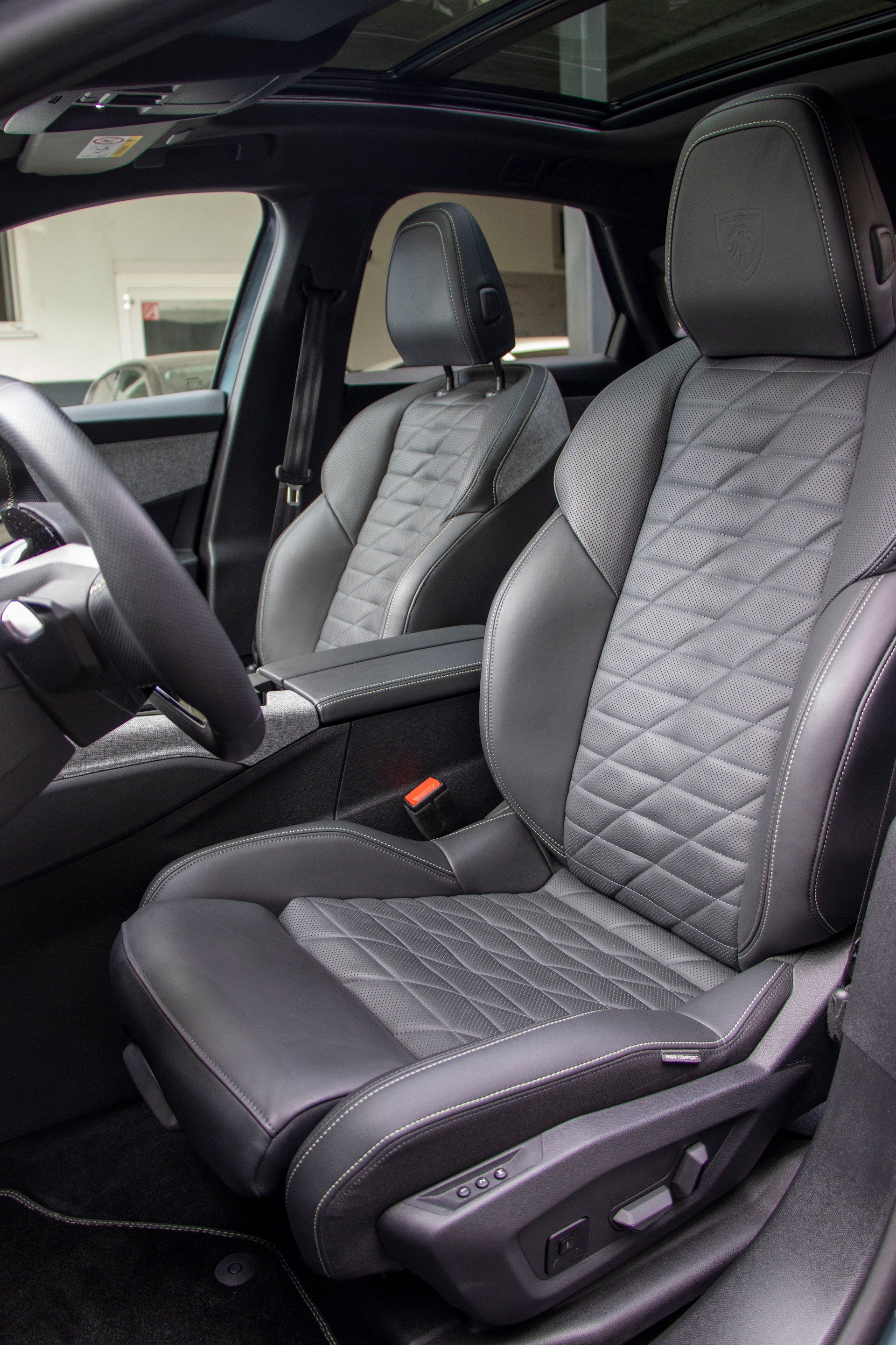 PEUGEOT 3008 73kWh Launch Edition-image-4