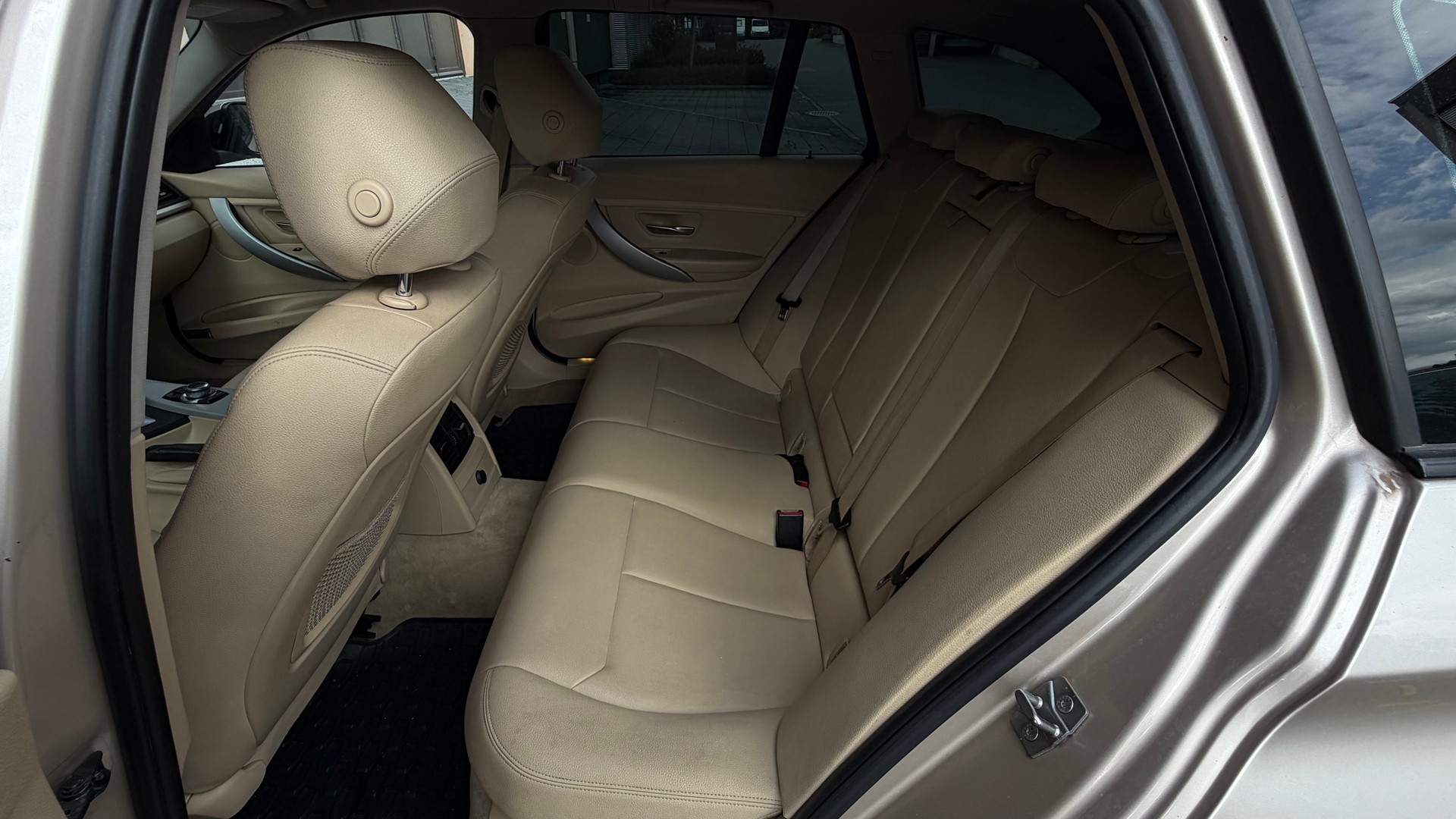 BMW 320d Touring Steptronic-image-6
