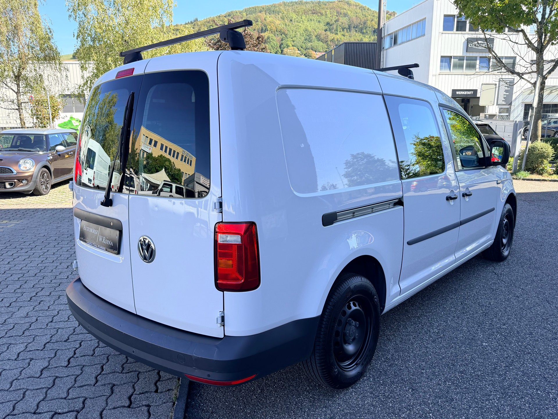 VW Caddy Maxi 2.0TDI BlueMotion Technology-image-2