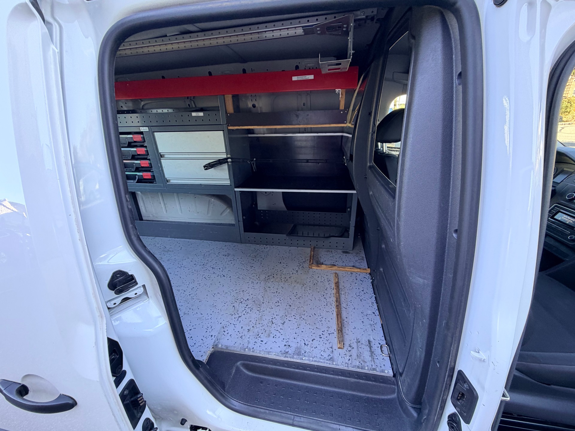 VW Caddy Maxi 2.0TDI BlueMotion Technology-image-11