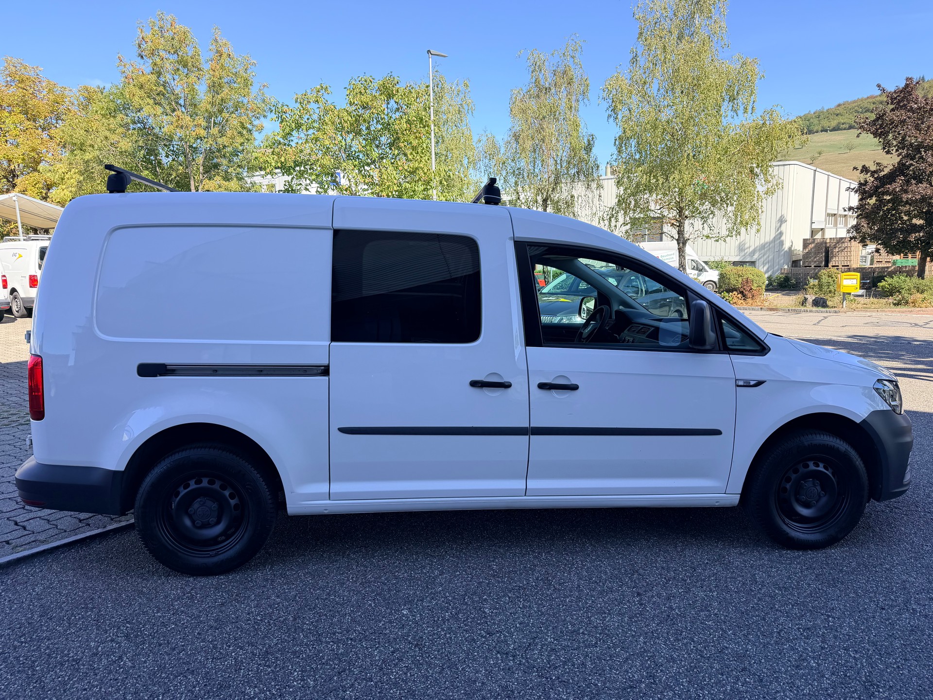 VW Caddy Maxi 2.0TDI BlueMotion Technology-image-1