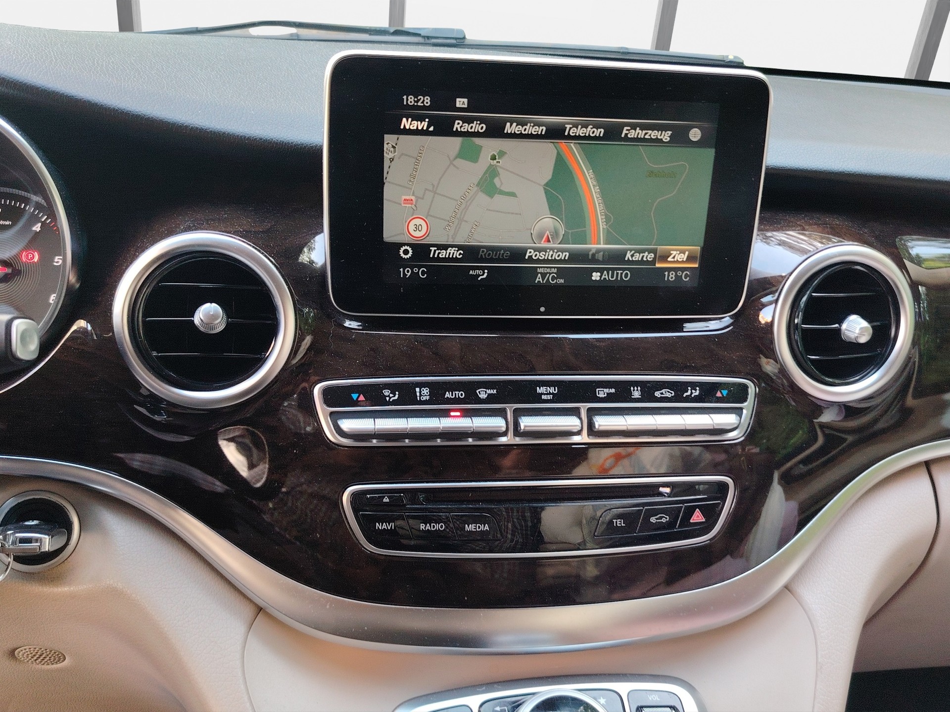 MERCEDES-BENZ V 250 d extralang 4Matic 7G-Tronic-image-9