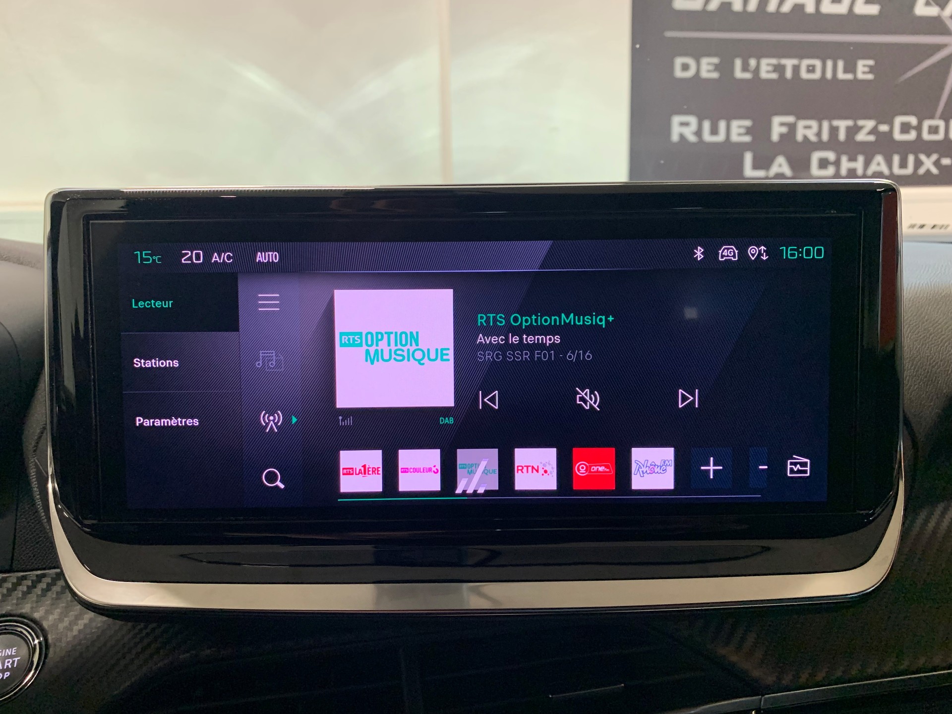 PEUGEOT 2008 1.2 PureTech Allure-image-13