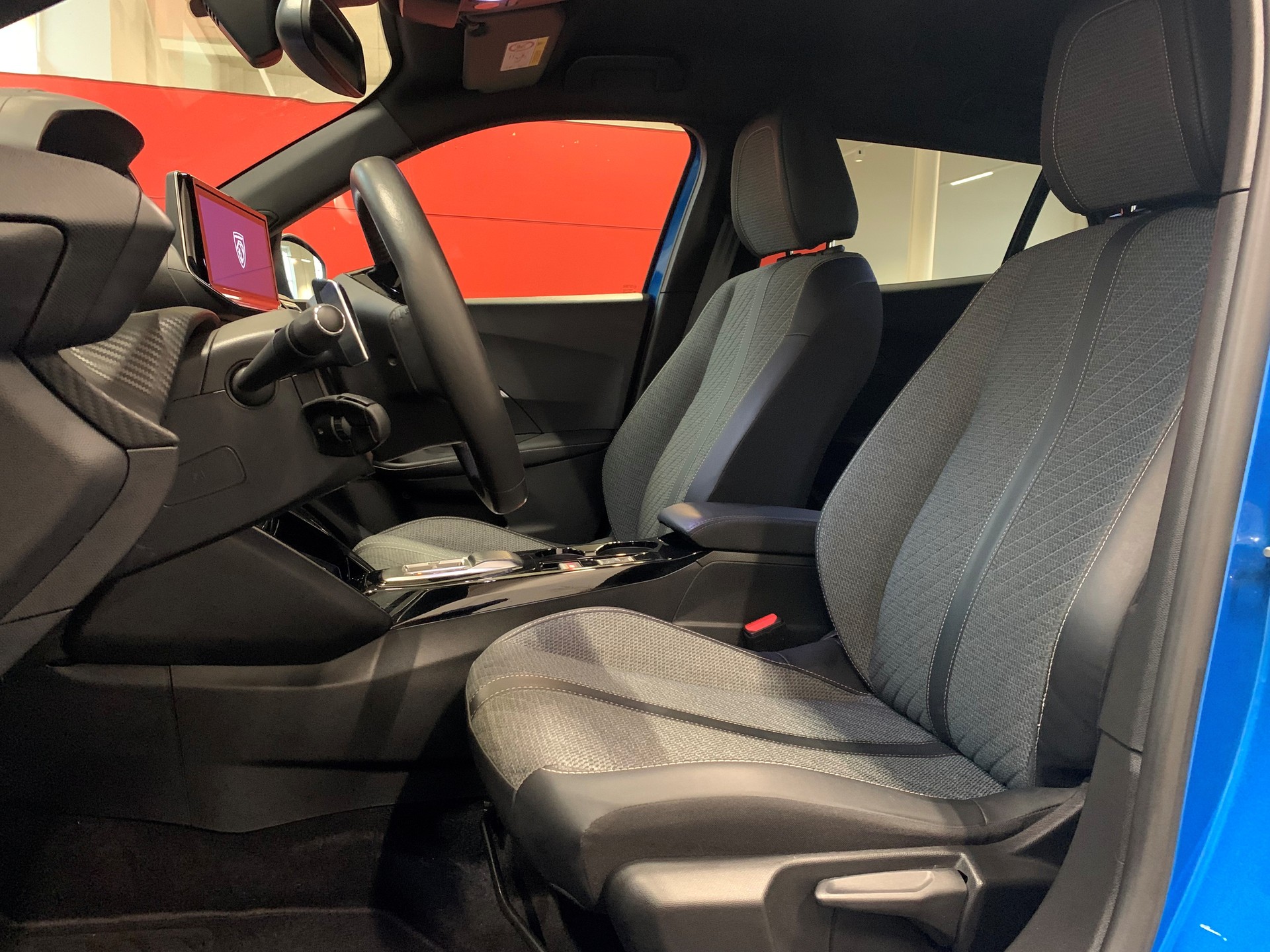 PEUGEOT 2008 1.2 PureTech Allure-image-8