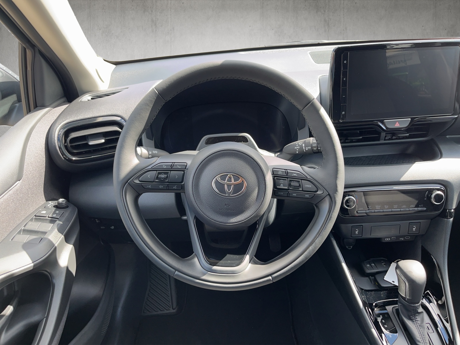 TOYOTA Yaris 1.5 VVT-i HSD Teamplayer-image-11