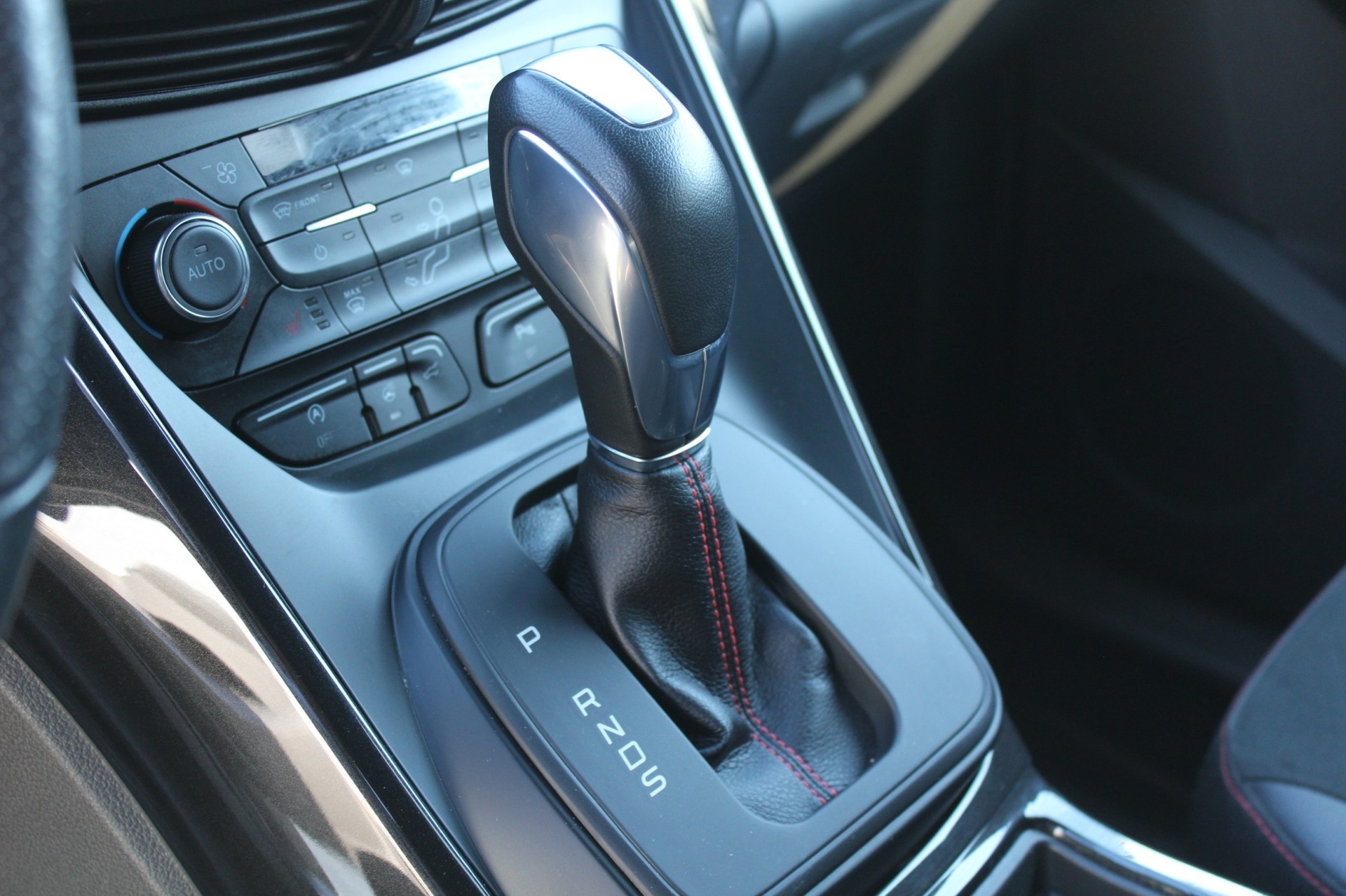 FORD Kuga 2.0 TDCi 150 ST-Line FPS-image-9