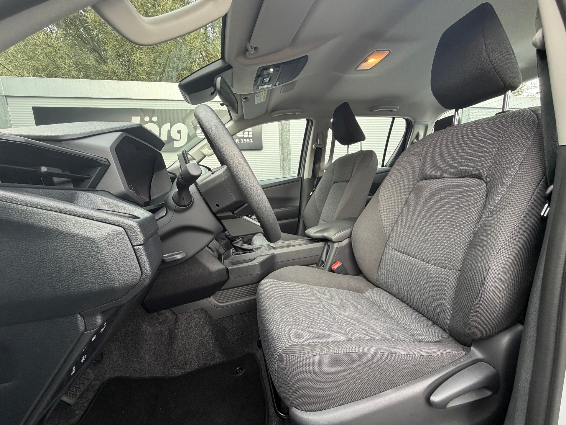 TOYOTA Hilux Double Cab.-Pick-up 2.8 D-4D MHEV 204 Active-image-8