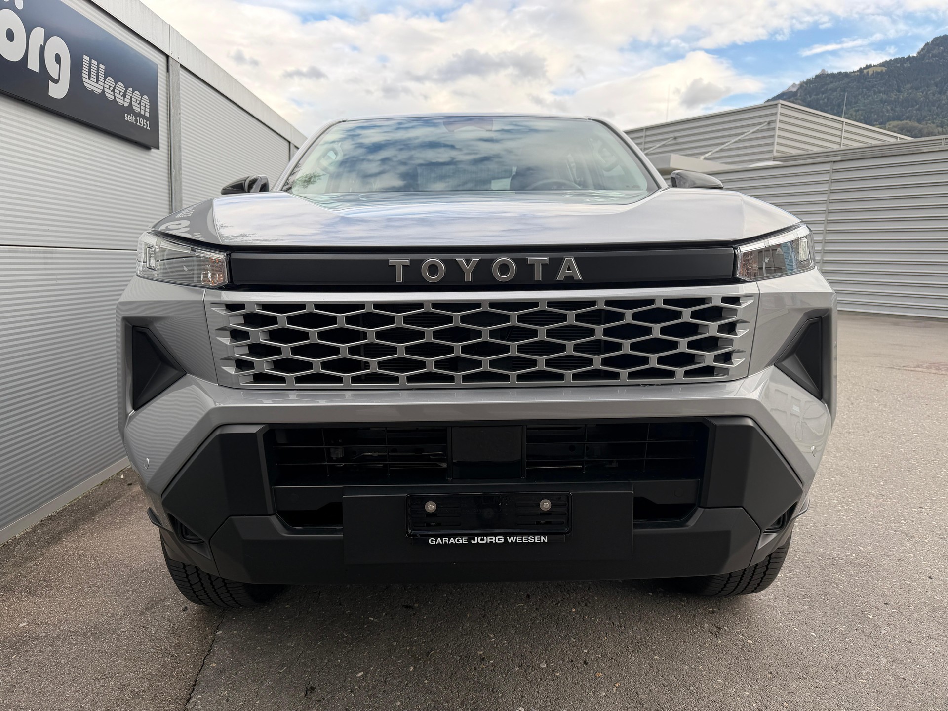 TOYOTA Hilux Double Cab.-Pick-up 2.8 D-4D MHEV 204 Active-image-1
