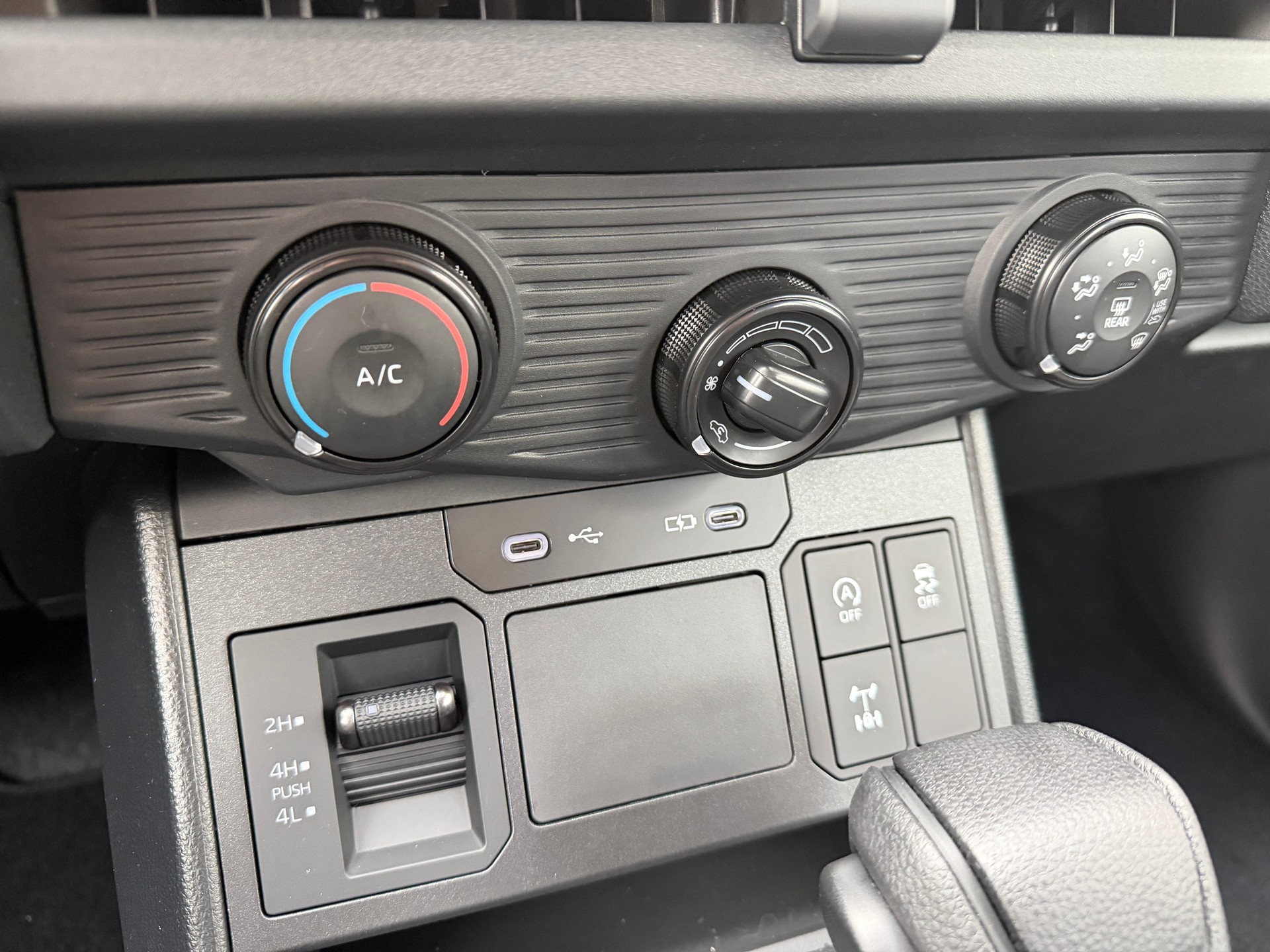 TOYOTA Hilux Double Cab.-Pick-up 2.8 D-4D MHEV 204 Active-image-11