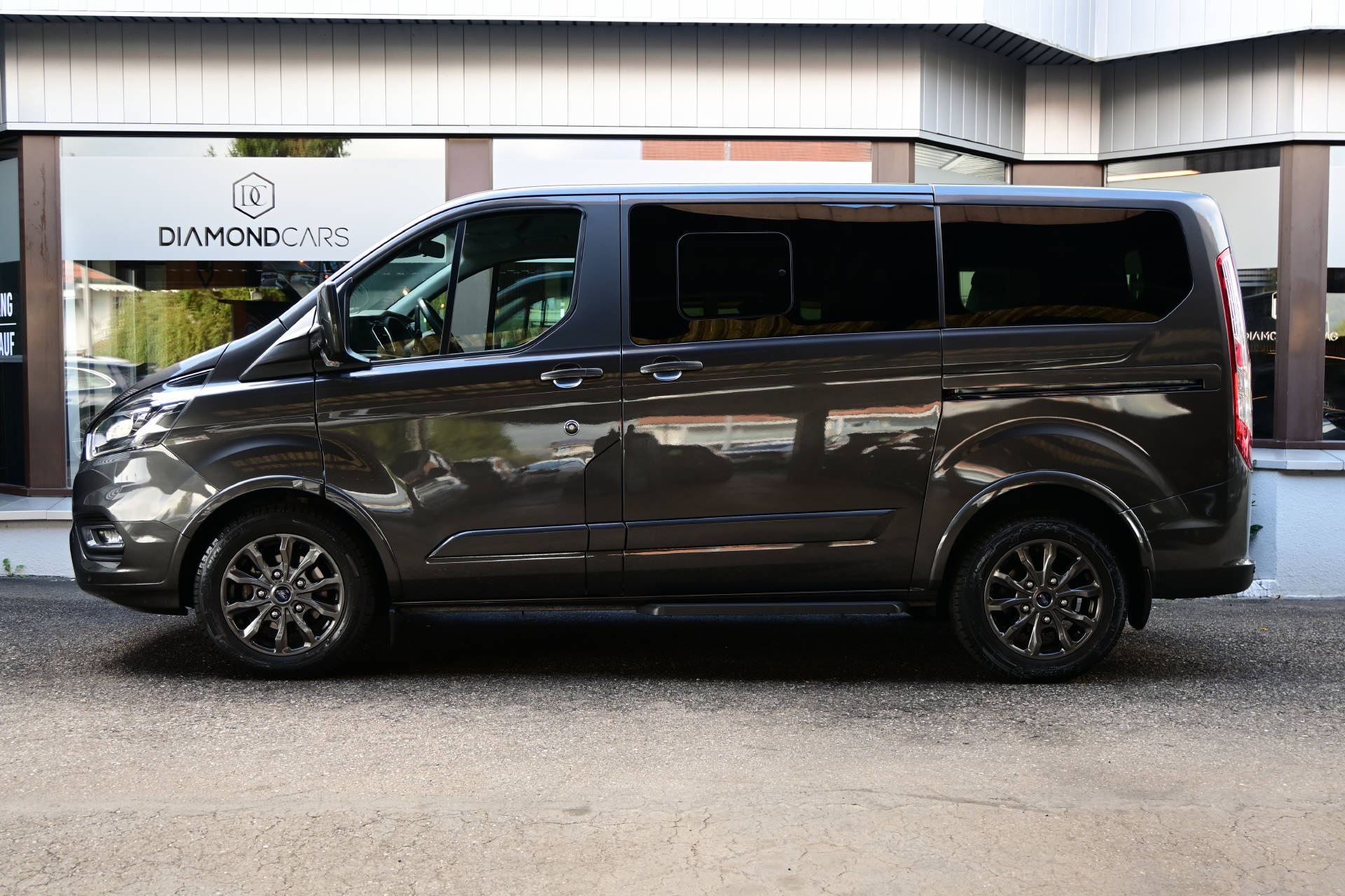 FORD Tourneo Custom 320 L1 2.0 TDCi 185 Titanium **8 Plätze**AHK**-image-4