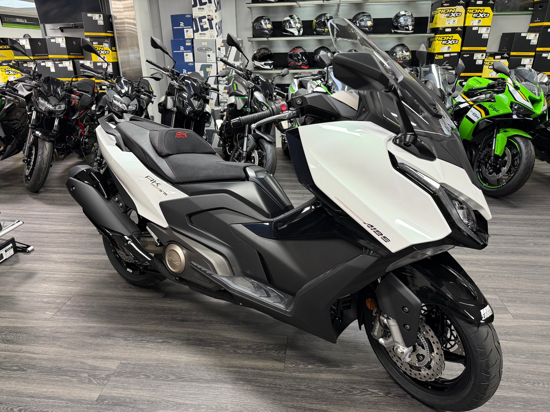 KYMCO NEW AK 575 E5+ 2025-showroom-element-1