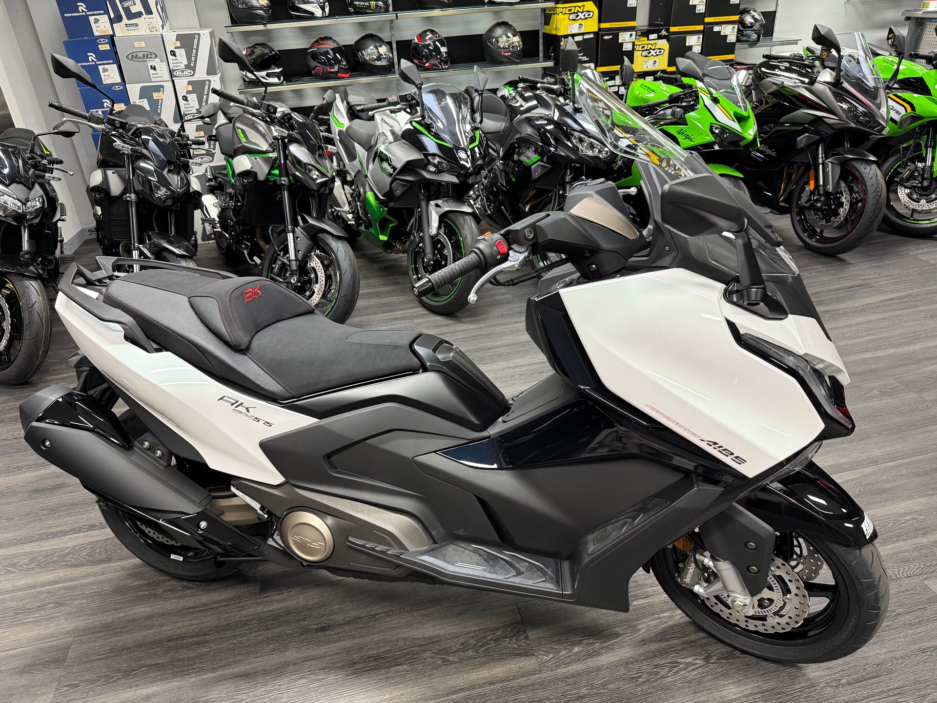 KYMCO NEW AK 575 E5+ 2025-showroom-element-2