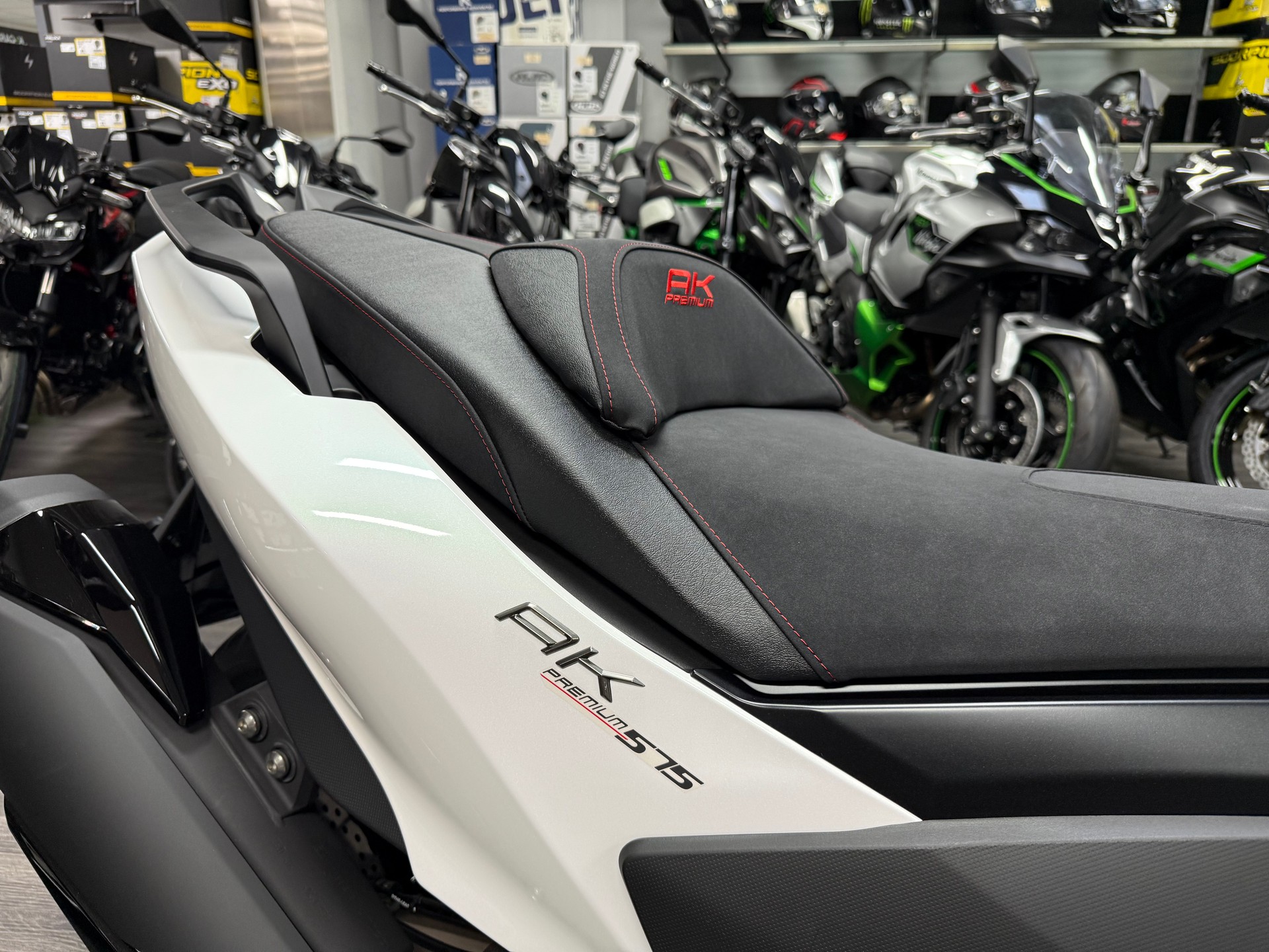 KYMCO NEW AK 575 E5+ 2025-showroom-element-3