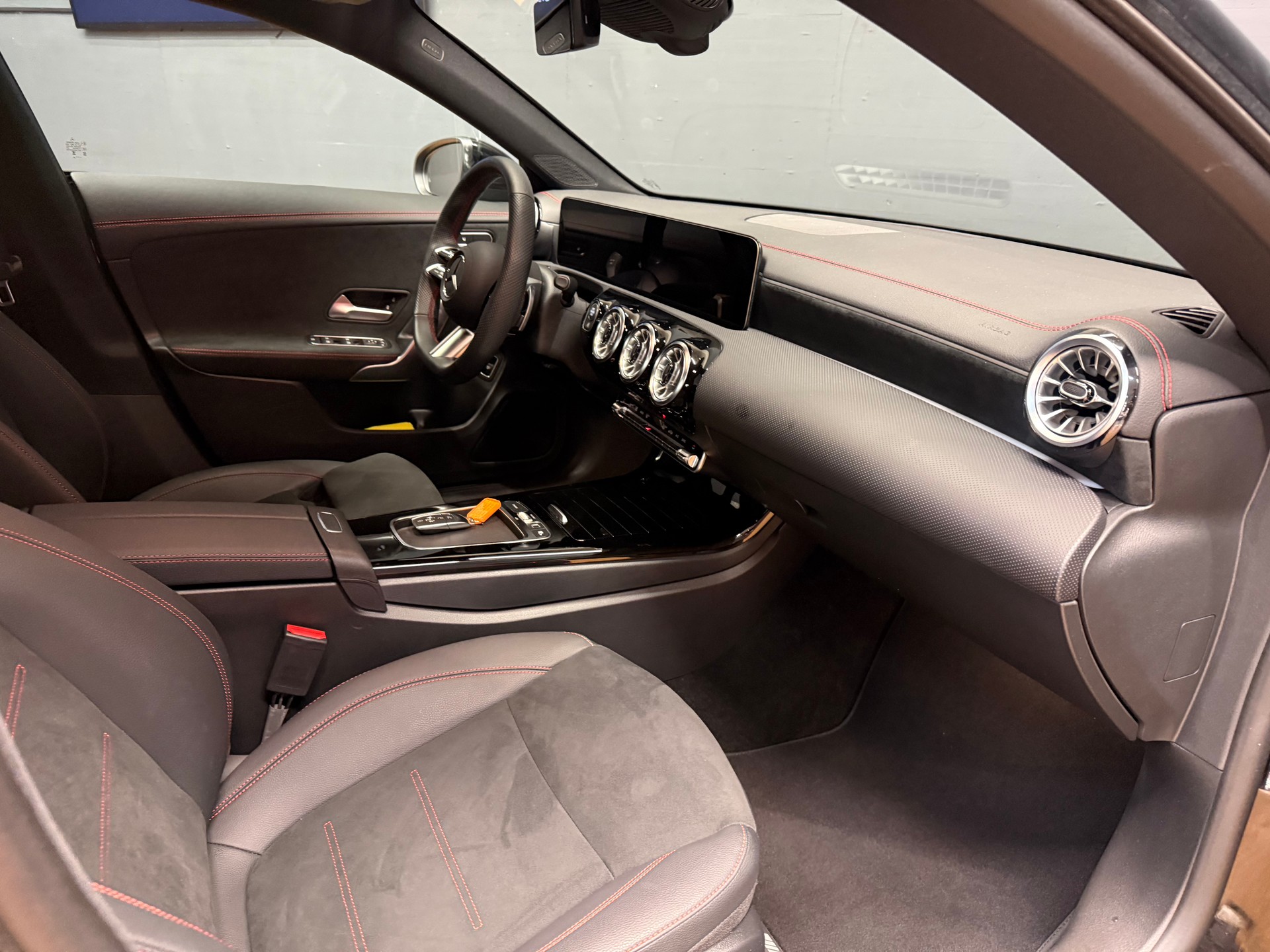 MERCEDES-BENZ CLA 200 - AMG / DISTRONIC / 360 Grad Kamera / Multibeam LED-image-14