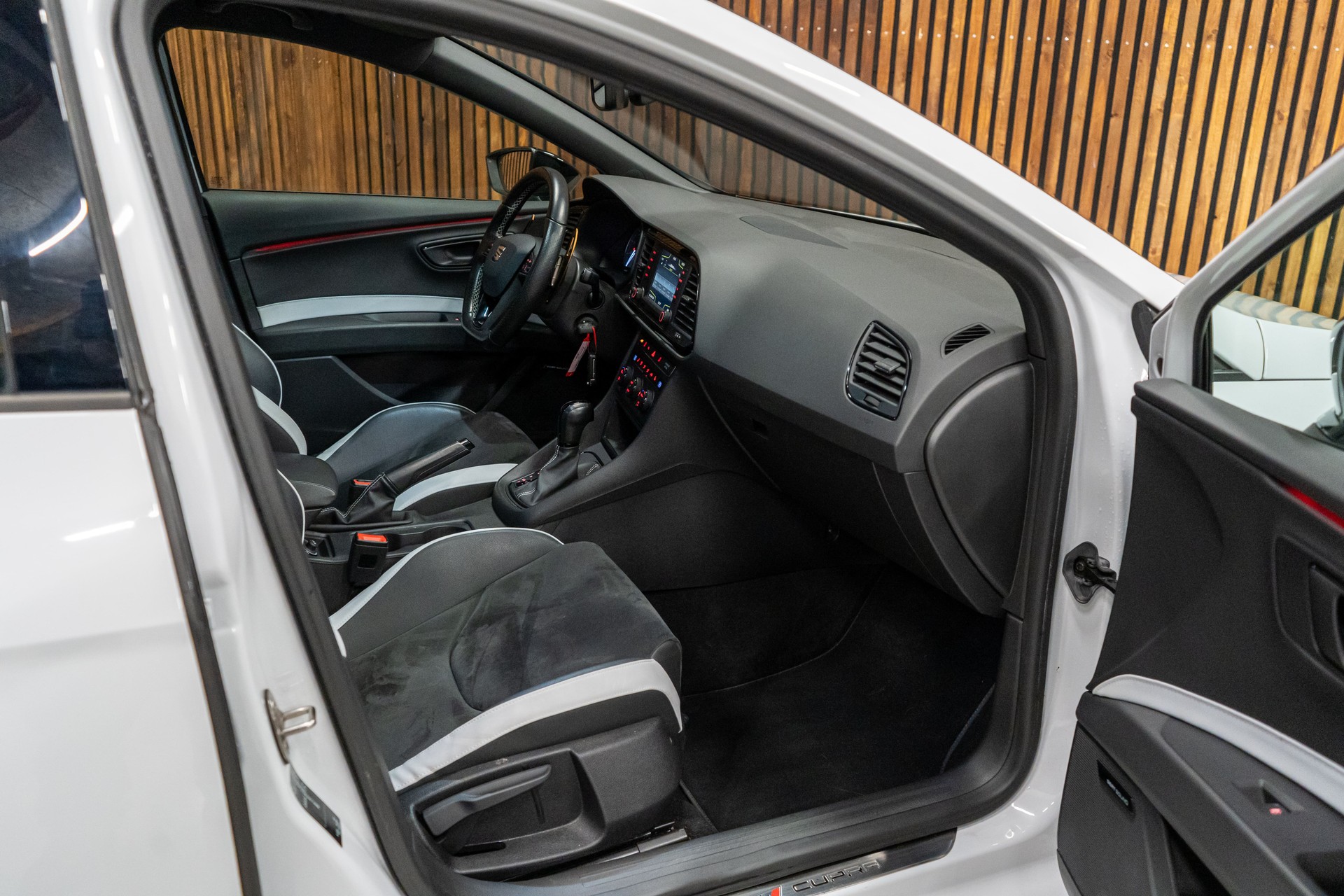 SEAT Leon 2.0 TSI 290 Cupra DSG-image-12