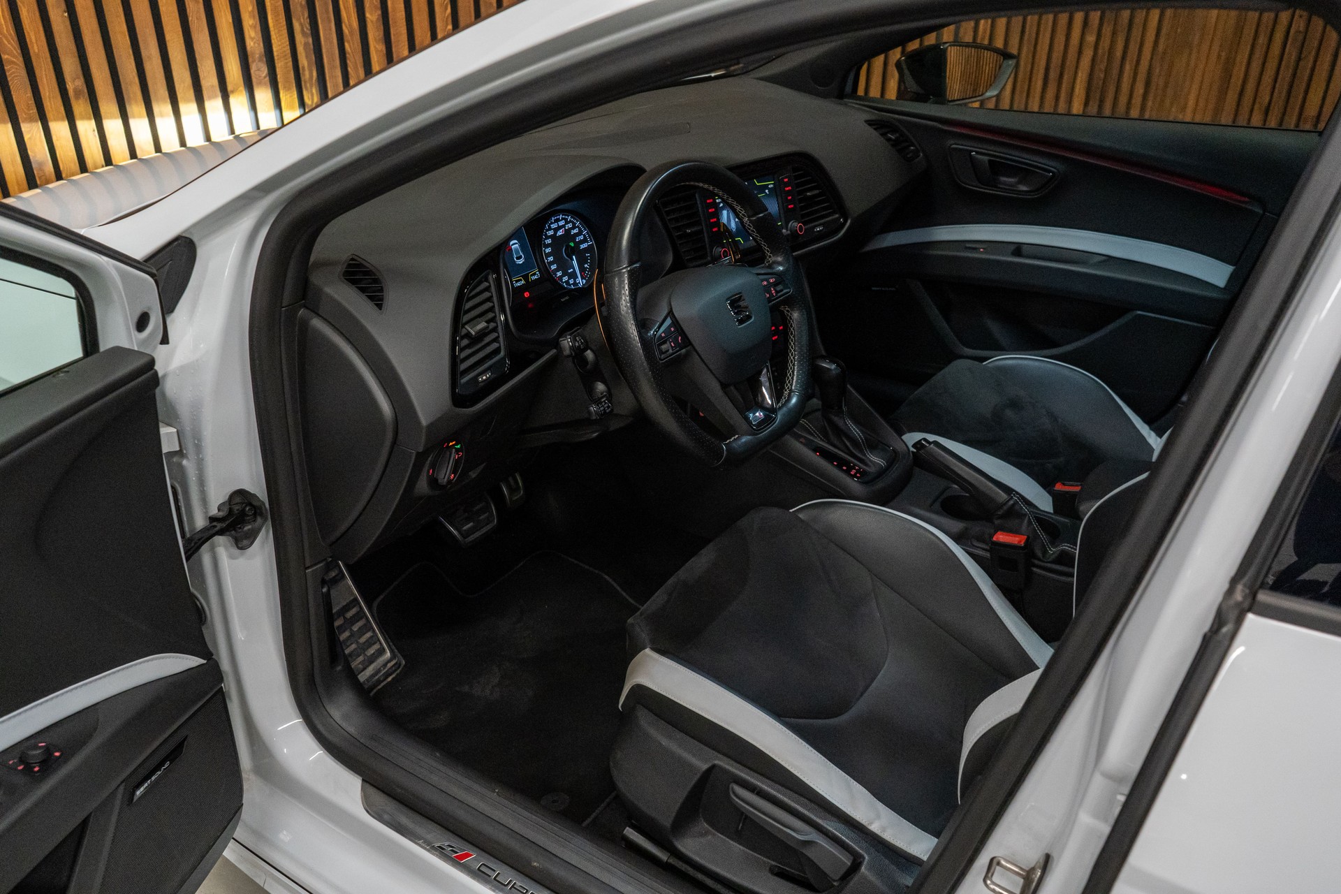 SEAT Leon 2.0 TSI 290 Cupra DSG-image-10