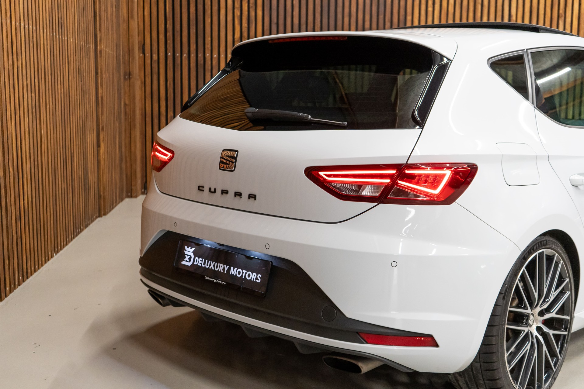 SEAT Leon 2.0 TSI 290 Cupra DSG-image-4