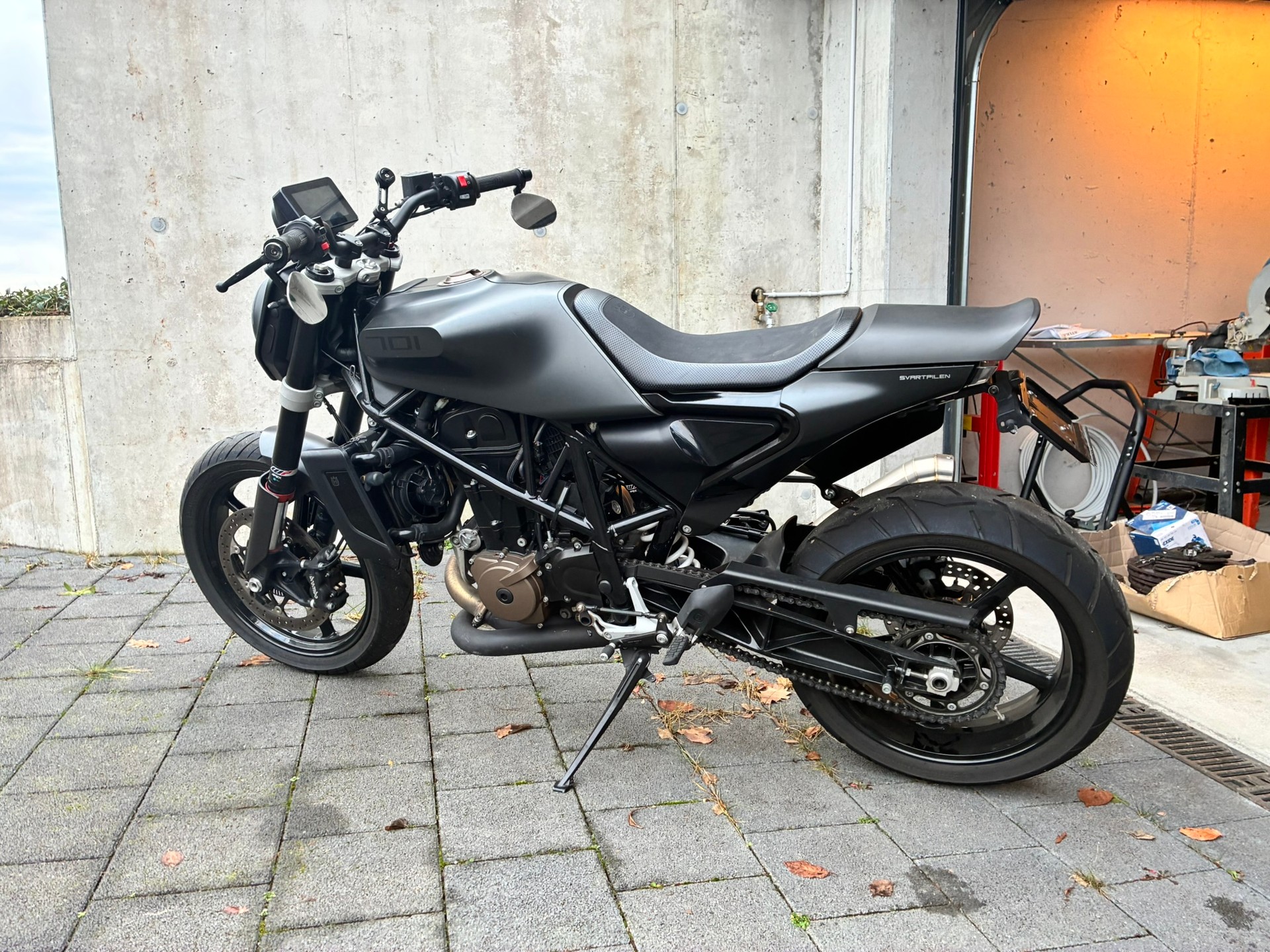 HUSQVARNA Svartpilen 701-image-1
