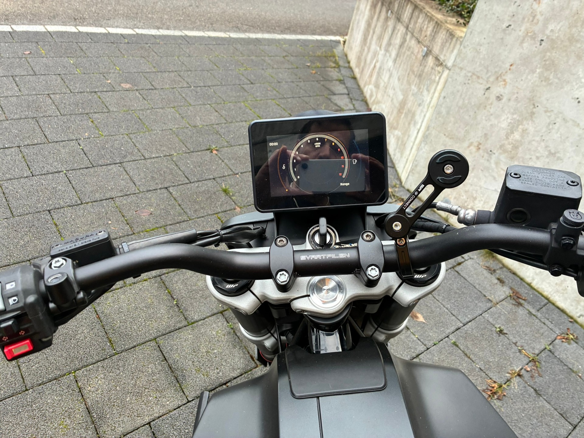 HUSQVARNA Svartpilen 701-image-5