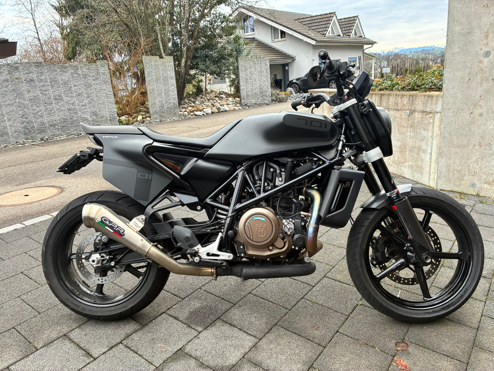 HUSQVARNA Svartpilen 701
