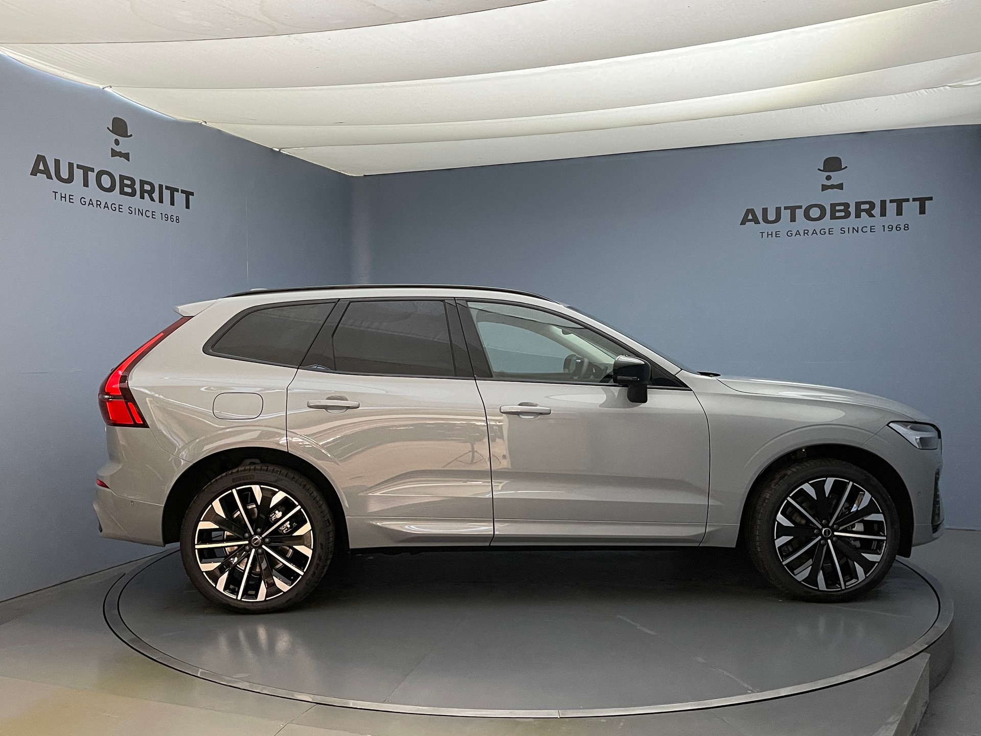 VOLVO XC60 2.0 T6 TE Ultra Dark eAWD-showroom-element-2