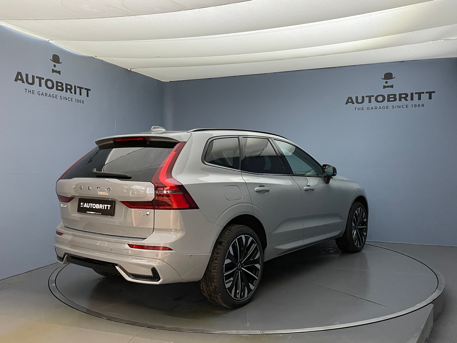 VOLVO XC60 2.0 T6 TE Ultra Dark eAWD-showroom-element-3