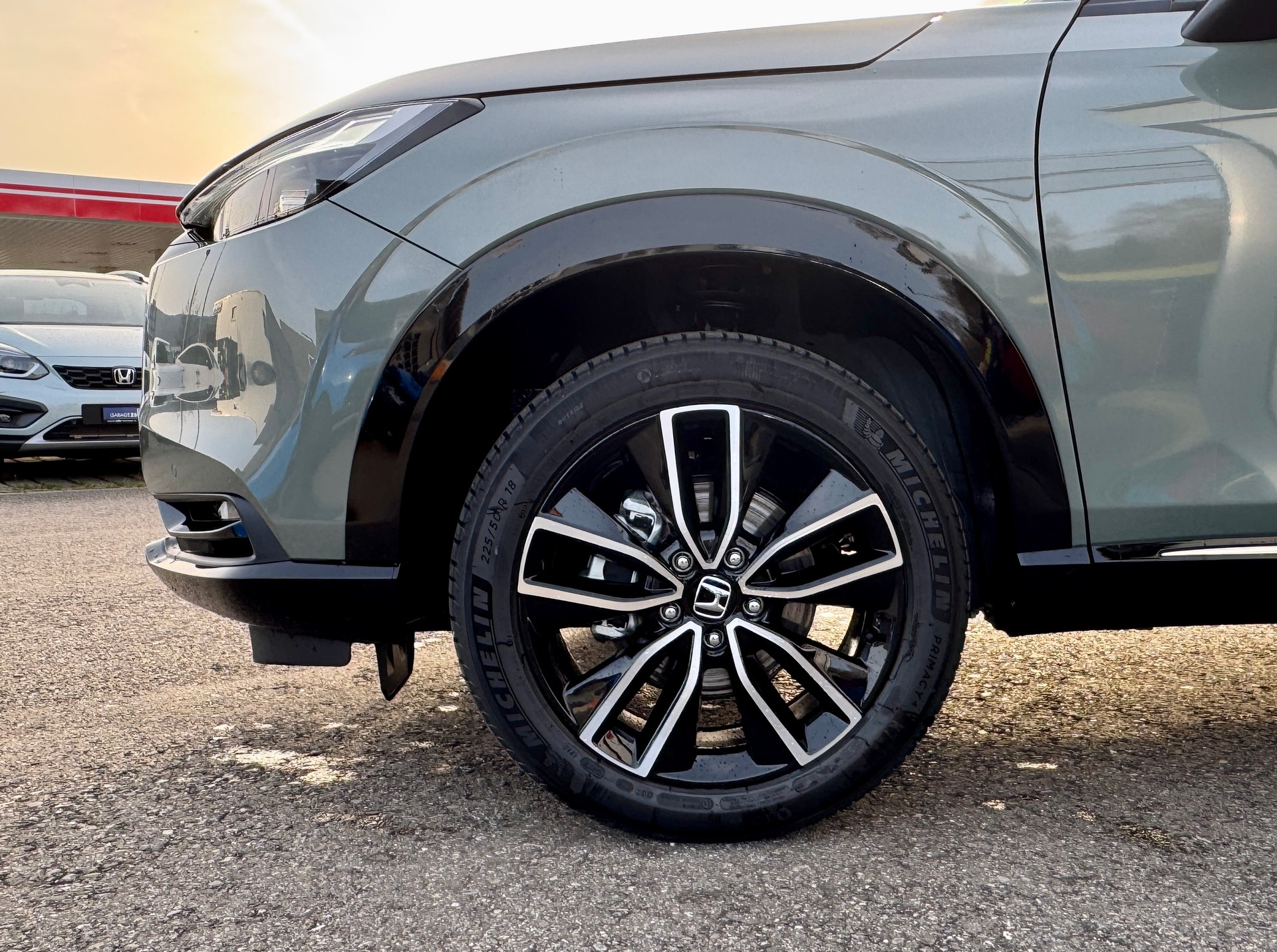 HONDA HR-V e:HEV 1.5l Advance Urban Grau, Sunlight White vorrätig 1.9% Leasing Aktion unschlagbar mit 8 Jahren Garantie-showroom-element-1