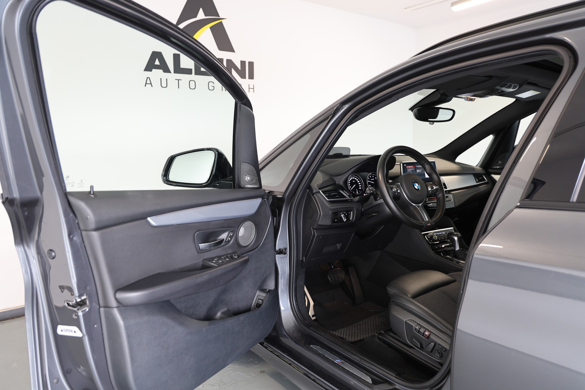 BMW 225xe iPerformance Active Tourer Steptronic M Sport-image-4