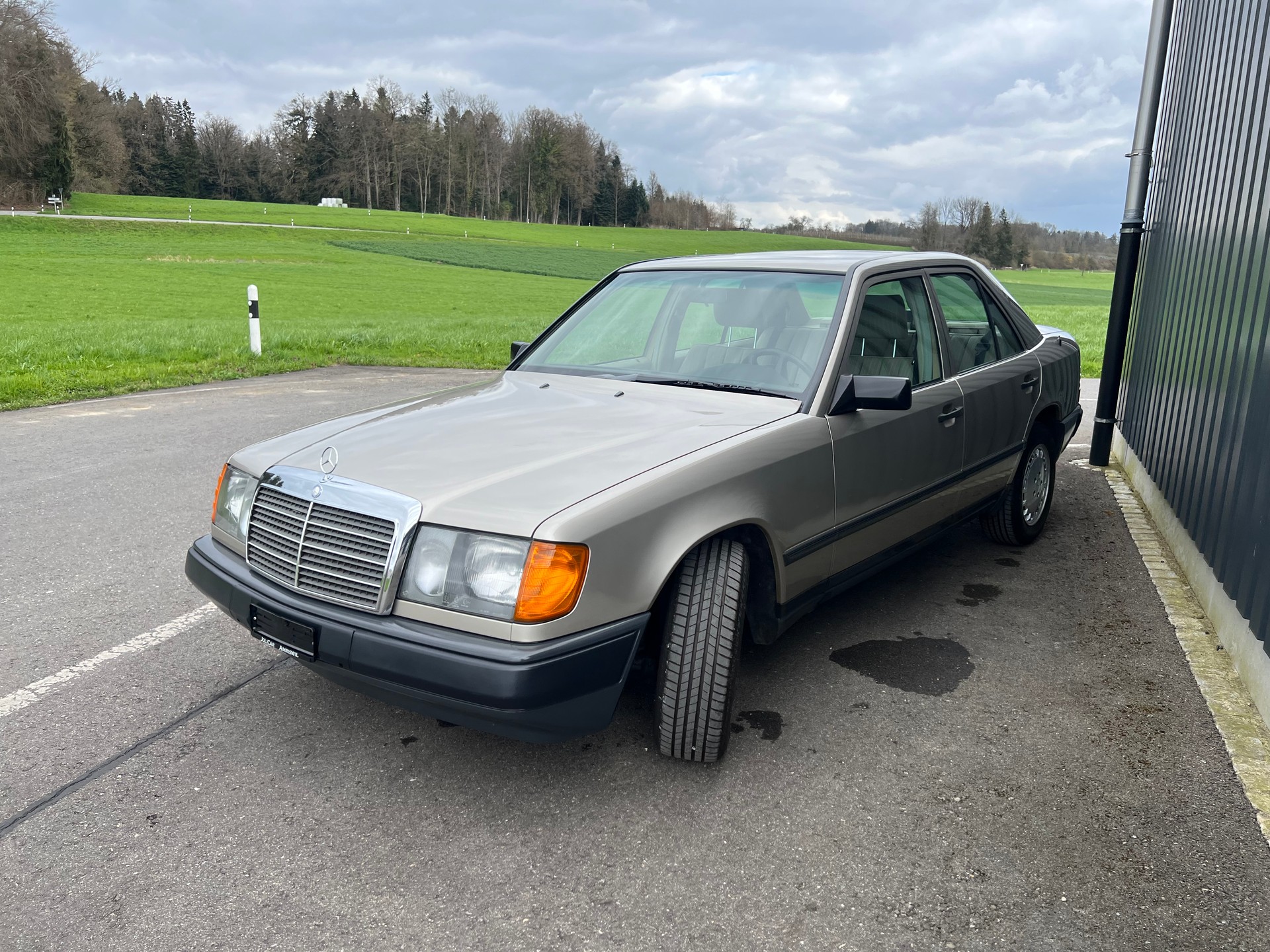 MERCEDES-BENZ 260 E