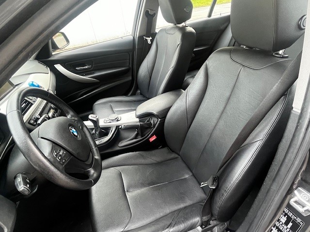 BMW 318d Touring-image-2