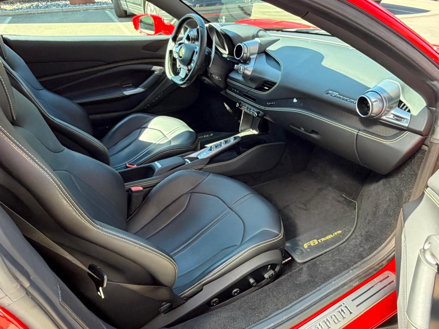 FERRARI F8 Tributo 3.9 Turbo-showroom-element-2