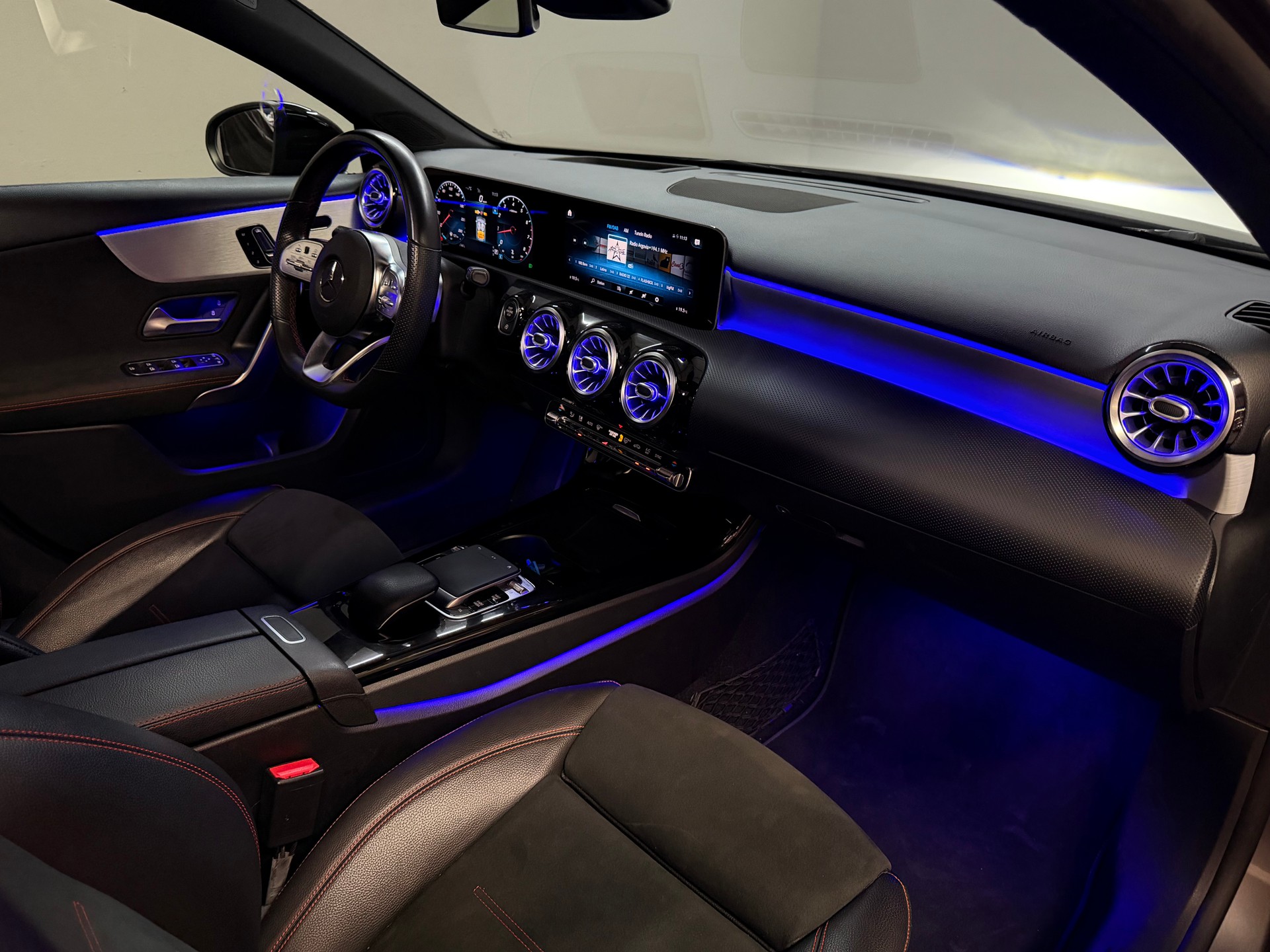 MERCEDES-BENZ A 220 AMG Line 7G-DCT 4Matic-image-18