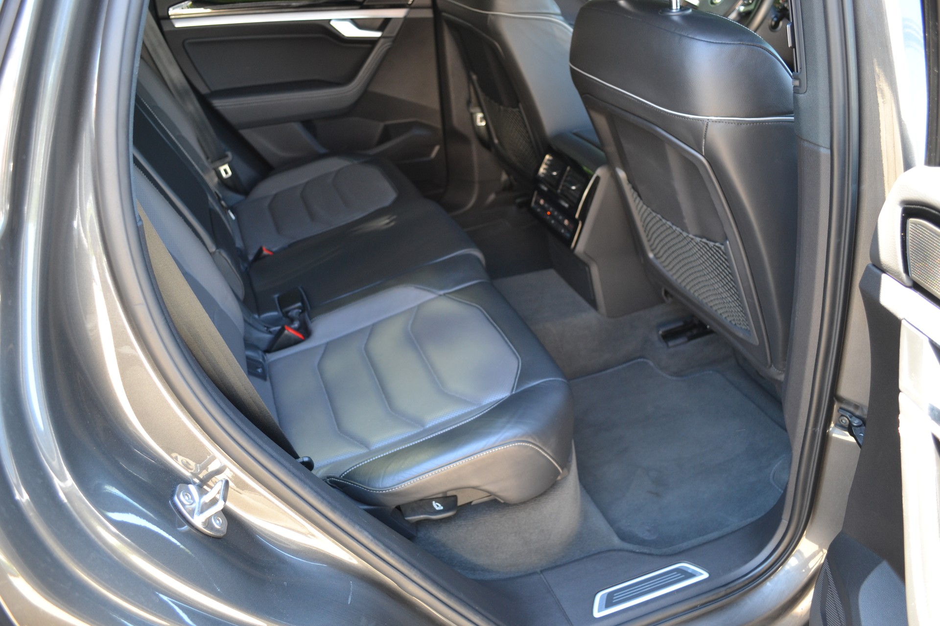 VW Touareg 3.0 TSI R-Line Tiptronic *CH-Fahrzeug*-image-11