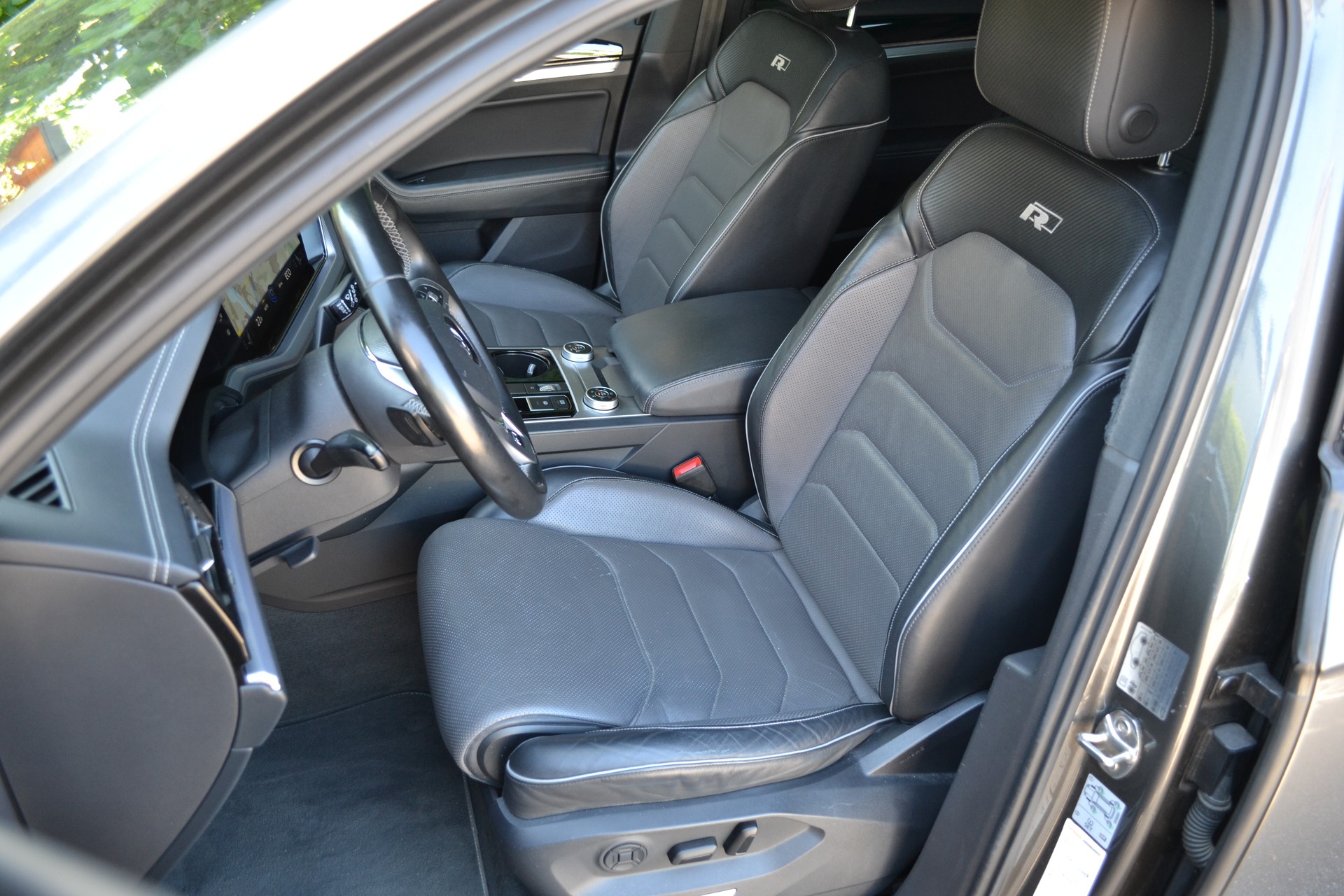 VW Touareg 3.0 TSI R-Line Tiptronic *CH-Fahrzeug*-image-9
