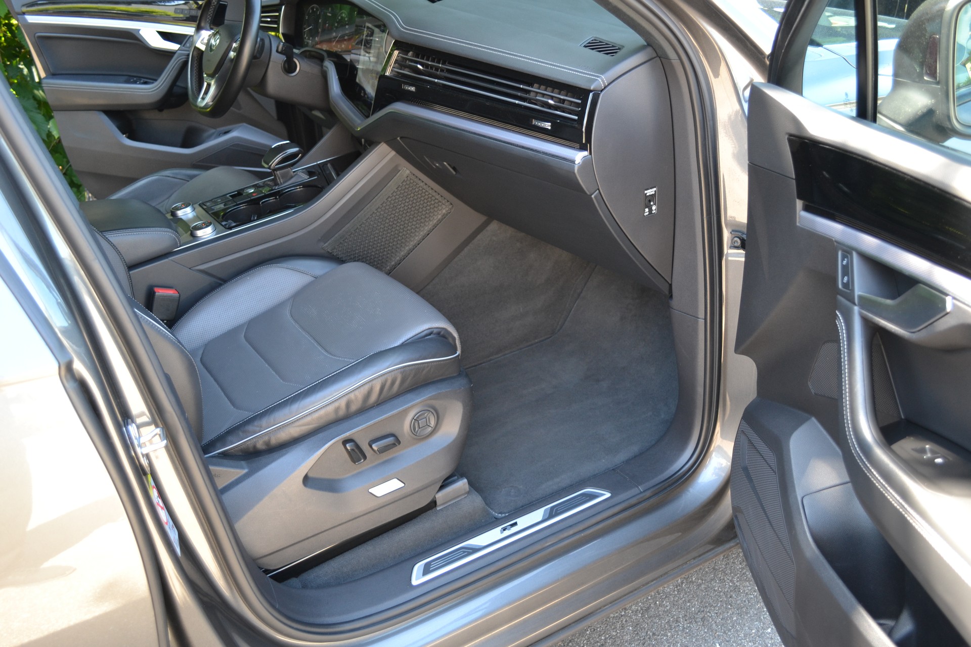 VW Touareg 3.0 TSI R-Line Tiptronic *CH-Fahrzeug*-image-12