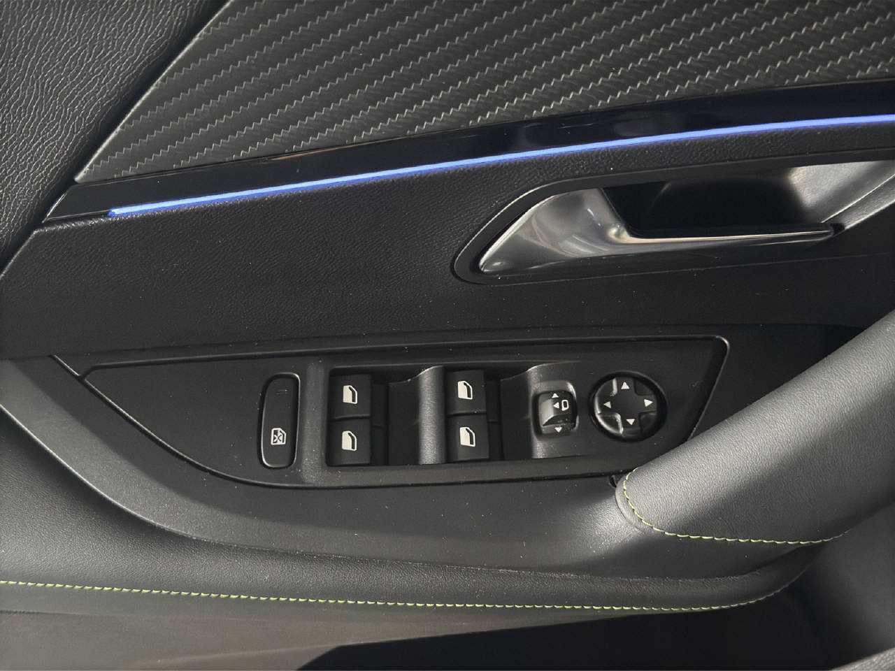 PEUGEOT 2008 1.2 Hybrid 145 PS GT-image-15