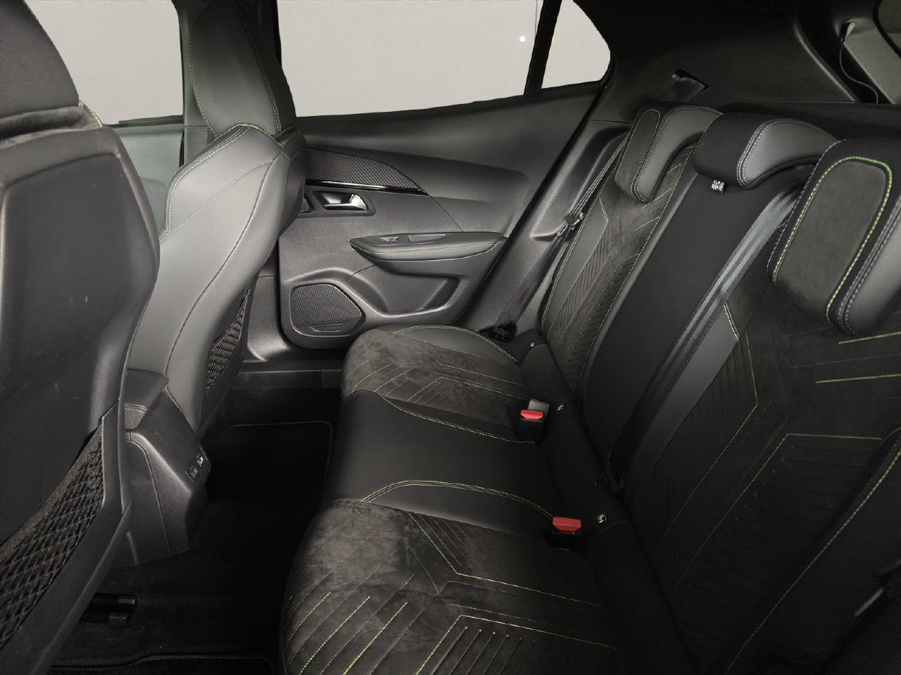 PEUGEOT 2008 1.2 Hybrid 145 PS GT-image-6