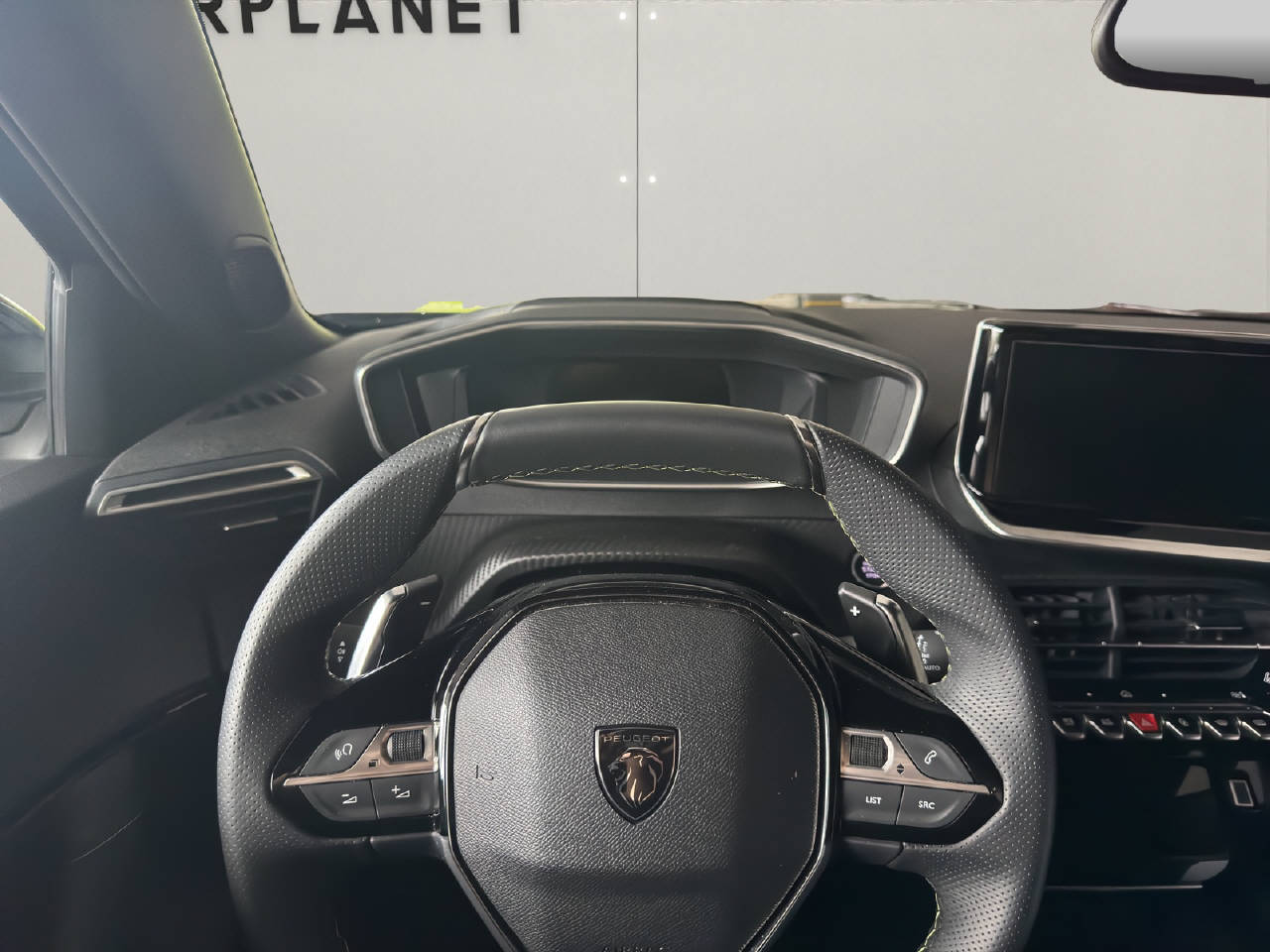 PEUGEOT 2008 1.2 Hybrid 145 PS GT-image-8