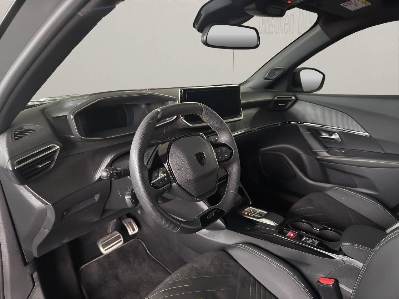 PEUGEOT 2008 1.2 Hybrid 145 PS GT-image-4