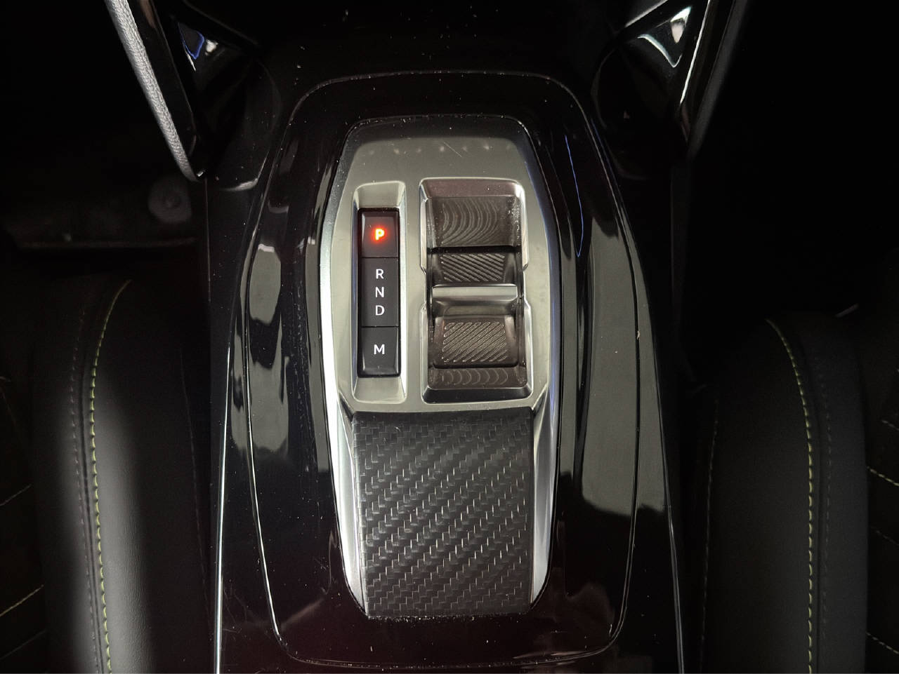PEUGEOT 2008 1.2 Hybrid 145 PS GT-image-13