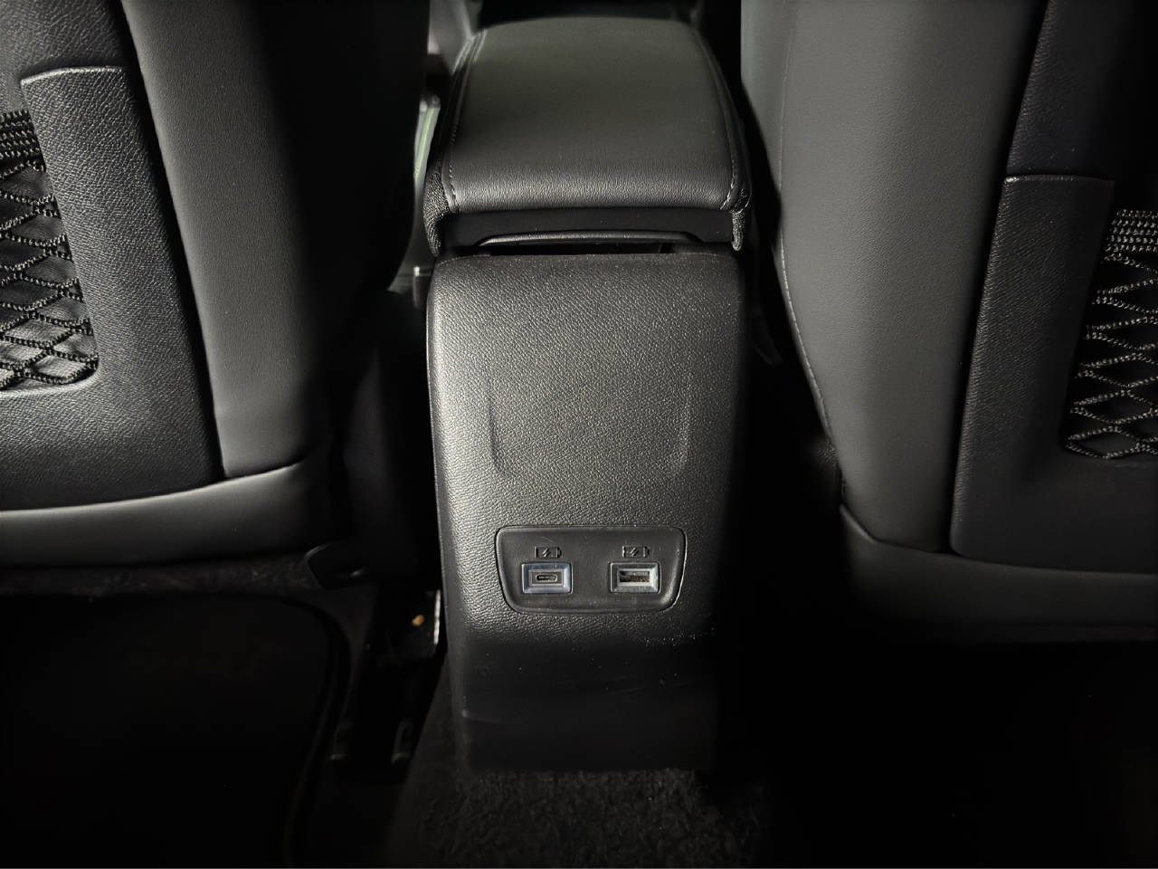 PEUGEOT 2008 1.2 Hybrid 145 PS GT-image-17