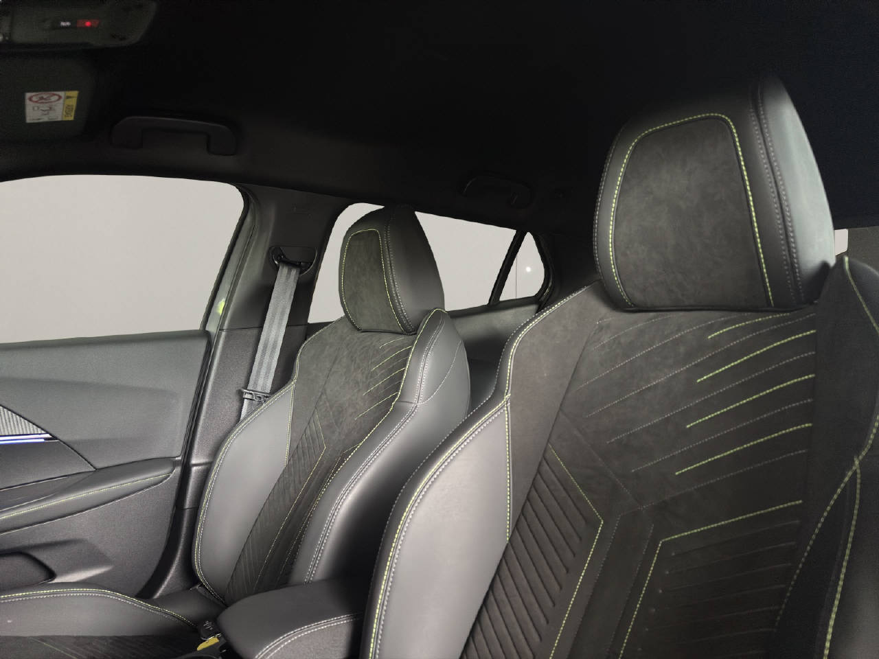 PEUGEOT 2008 1.2 Hybrid 145 PS GT-image-5