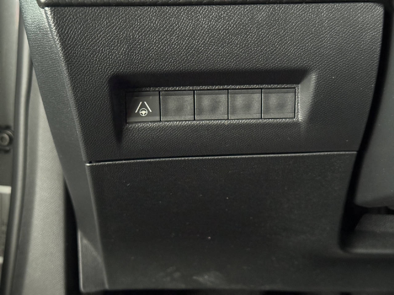 PEUGEOT 2008 1.2 Hybrid 145 PS GT-image-16